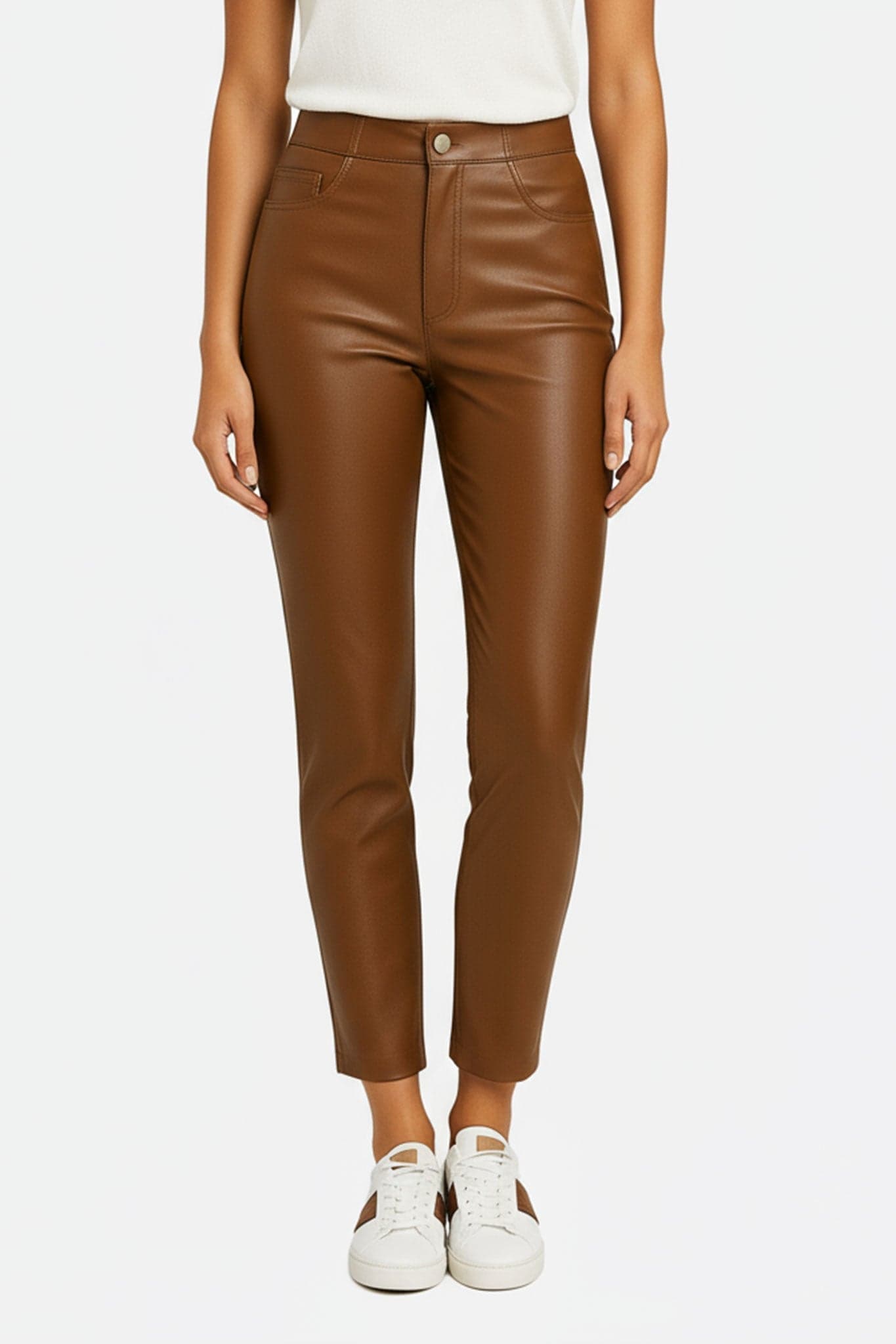 Pantalone a vita alta in similpelle cammello, effetto chic ed elegante, perfetto per un look moderno e raffinato.