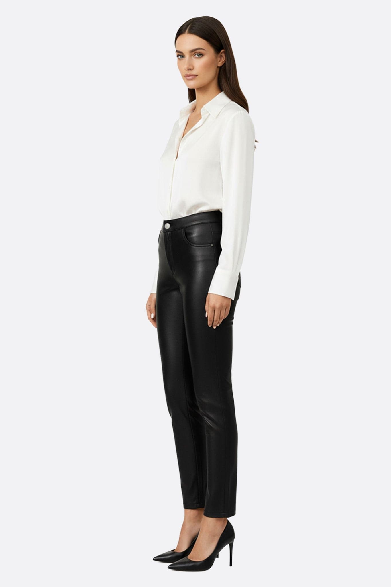 Détail en 3/4 du pantalon en simili cuir noir, pièce chic pour sublimer un look tendance au quotidien ou lors d'événements.