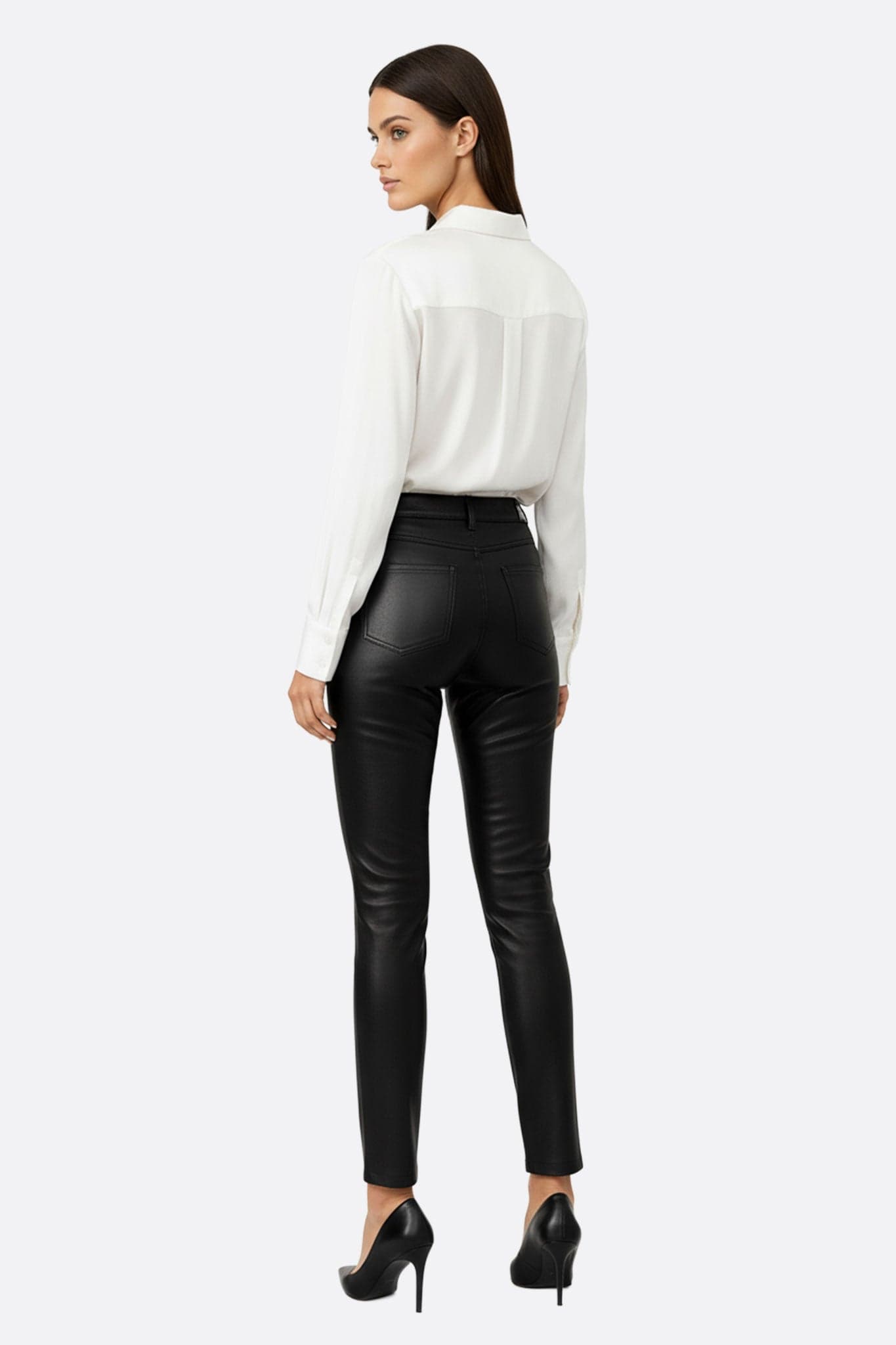 Texture raffinée du pantalon en simili cuir noir, un incontournable chic pour des occasions élégantes et décontractées.