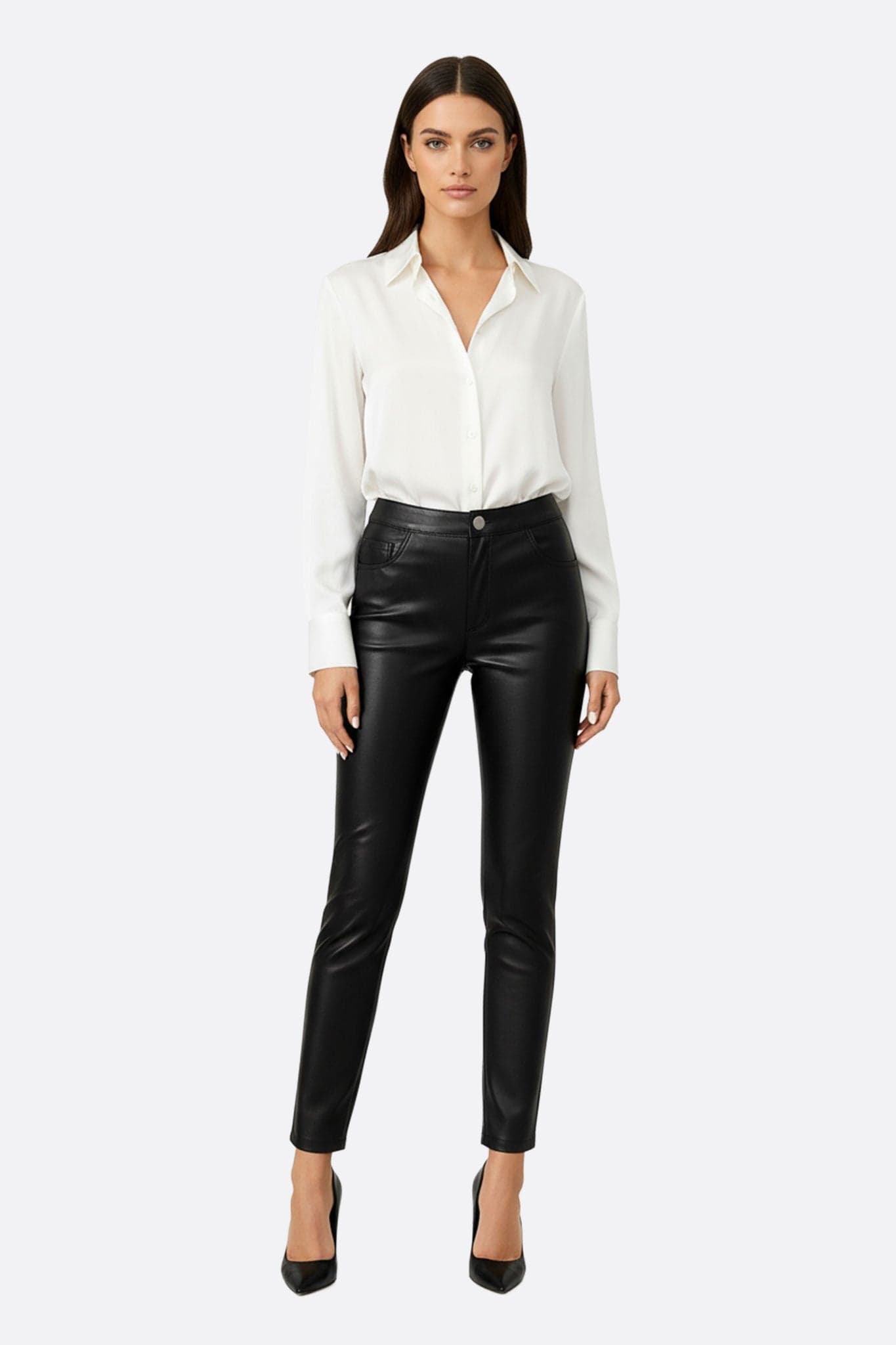 Détail zoomé sur le pantalon en simili cuir noir, une pièce élégante pour un look sophistiqué au bureau ou en soirée.