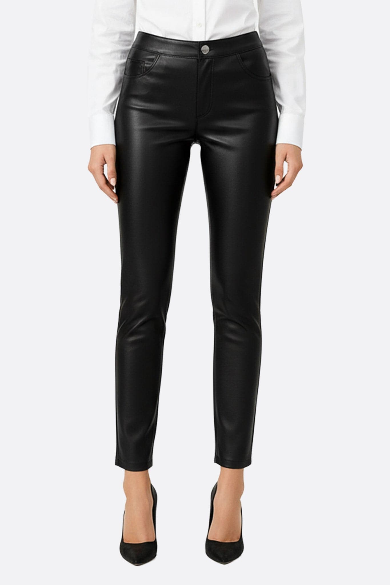 Pantalon noir en simili cuir, style moderne et élégant, idéal pour une soirée chic ou une tenue quotidienne raffinée.