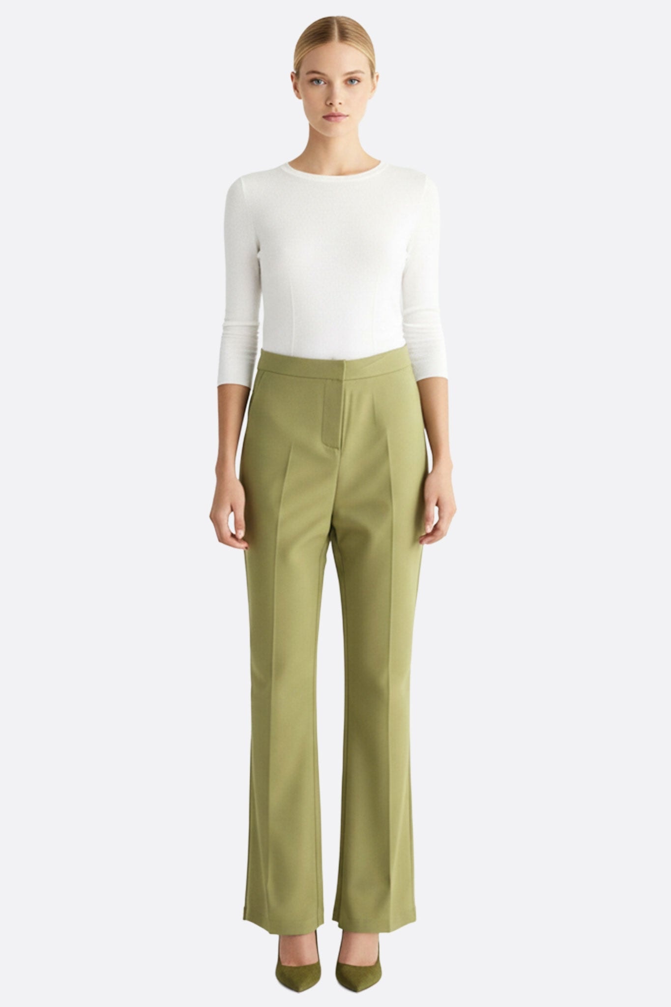 Détail du pantalon flare kaki clair en tissu stretch, parfait pour une tenue raffinée lors d'une sortie décontractée.