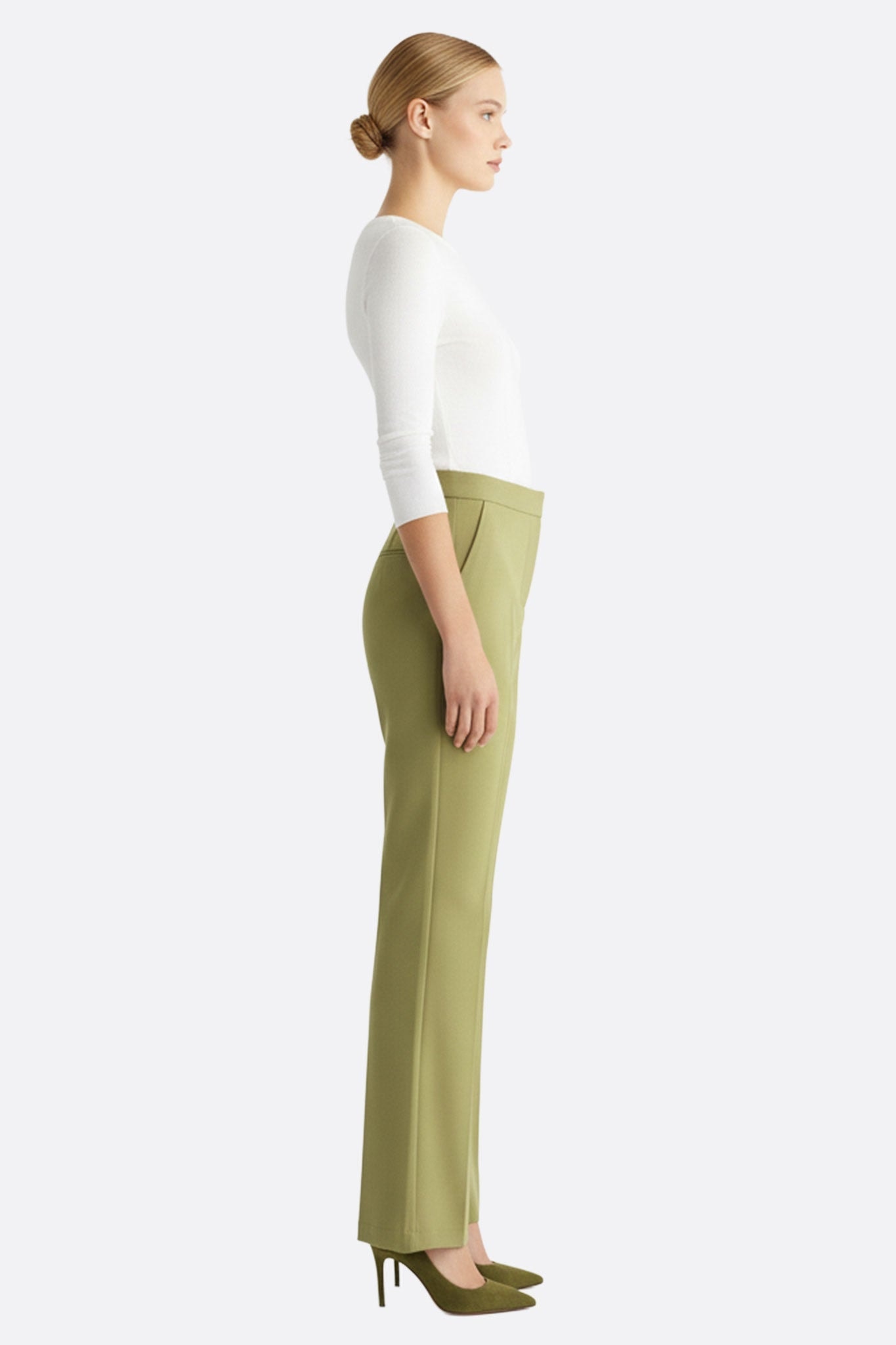 Détail 3/4 du pantalon flare en tissu stretch kaki clair, idéal pour une allure élégante en toute occasion.