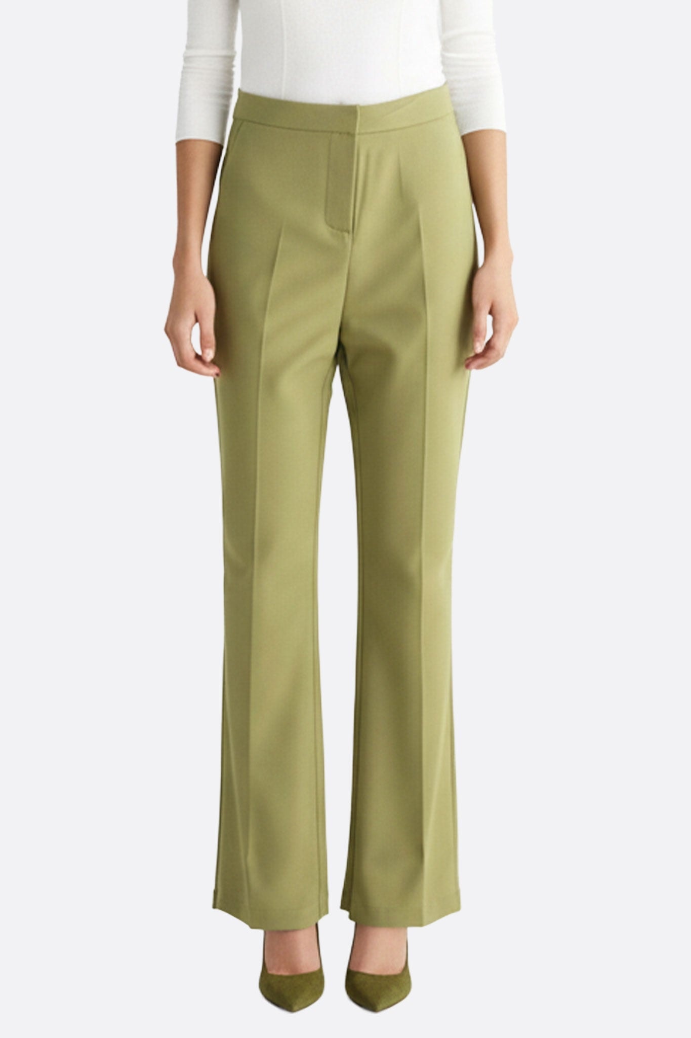 Pantalon flare en tissu stretch vert clair porté, idéal pour un look chic au quotidien ou lors d'événements élégants.