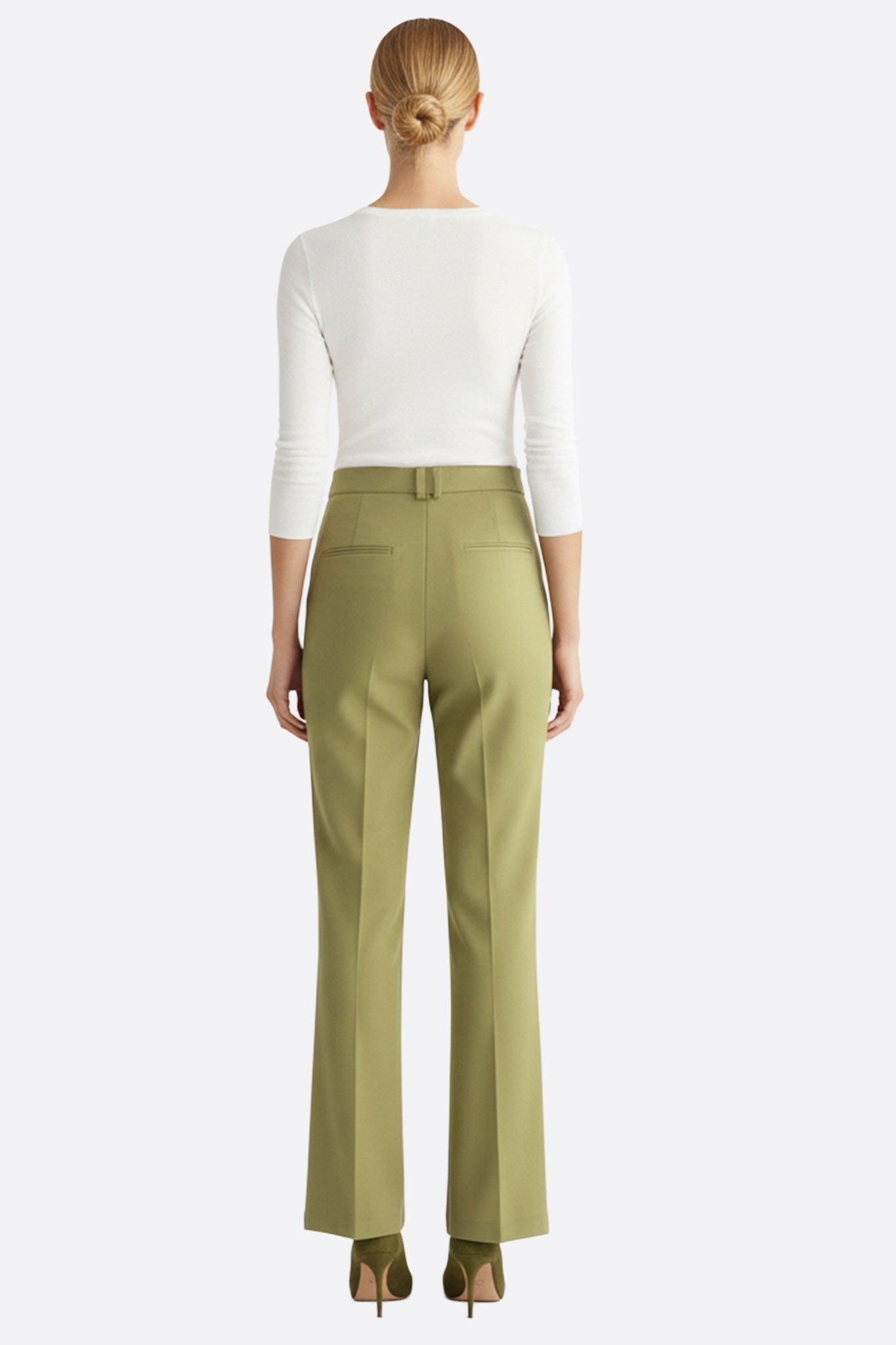 Zoom sur la texture du pantalon flare kaki clair en tissu stretch, un indispensable pour un style élégant et intemporel.