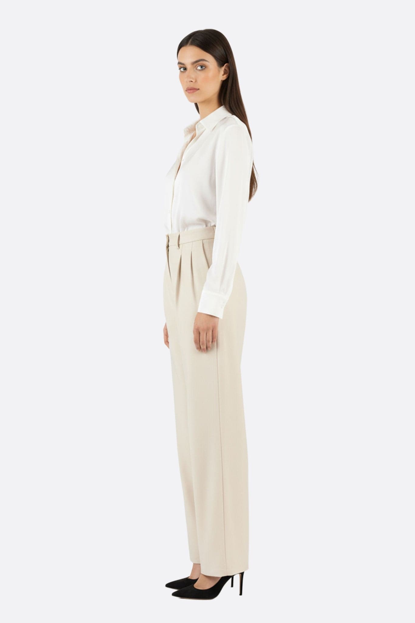 Detail of the beige high-waisted trousers, flowing and chic silhouette for a modern look with full elegance.