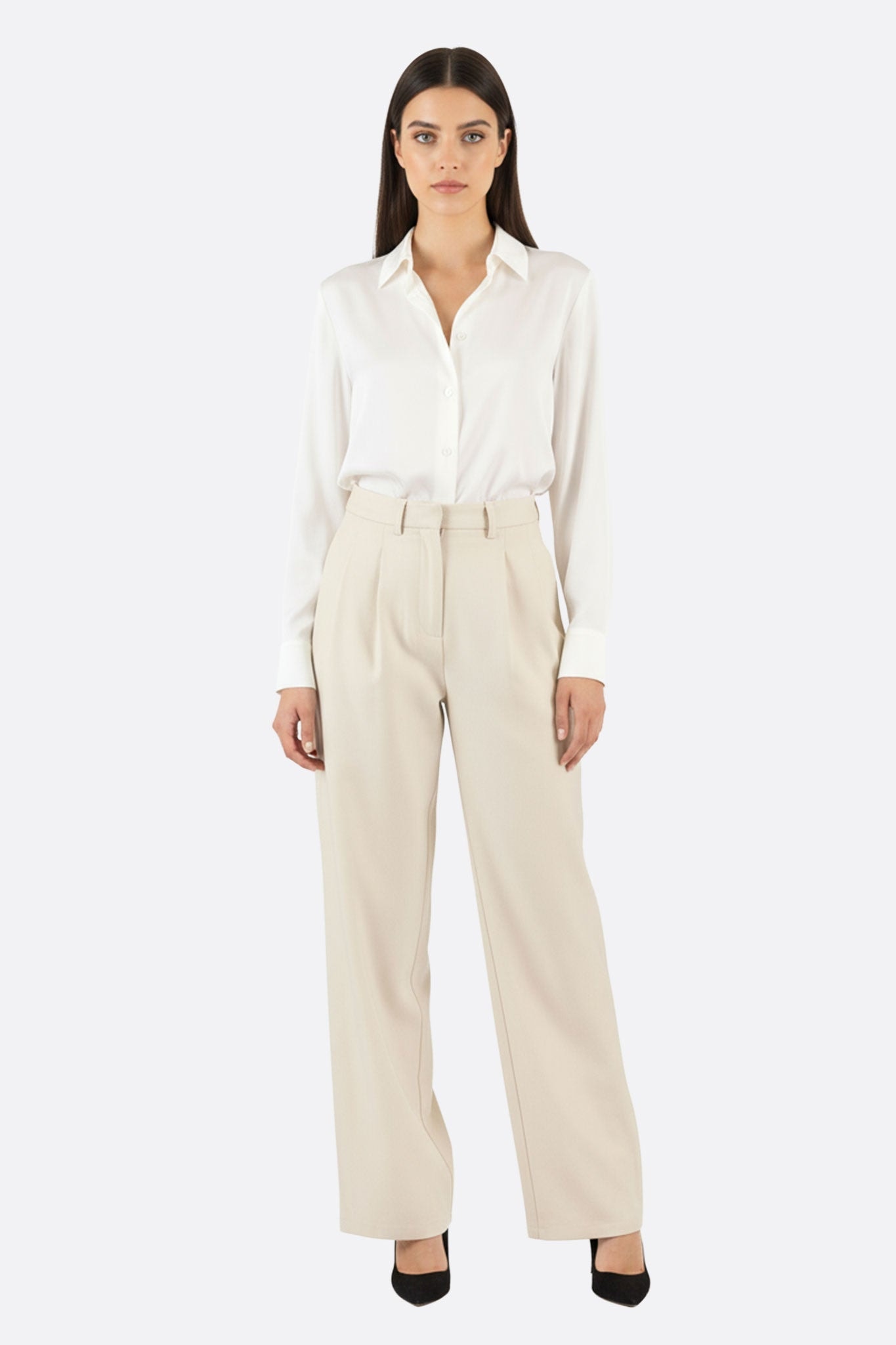 Acercamiento al pantalón amplio beige de talle alto, elegante con su corte fluido para un estilo refinado a diario.