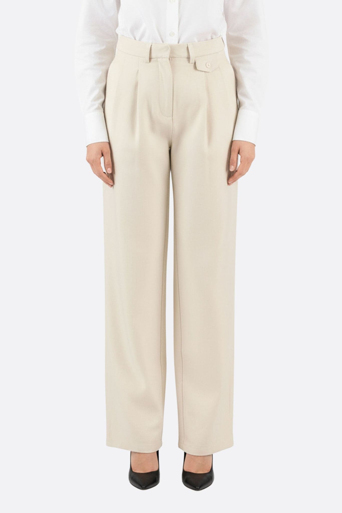 Loose beige high-waisted trousers, chic and flowing, ideal for an elegant look on any occasion.
