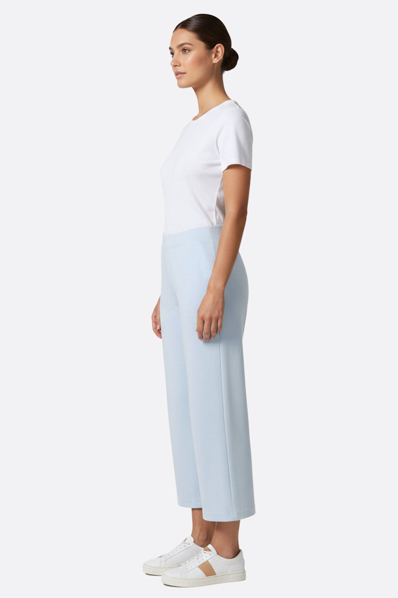 Refined detail of the wide sky blue 7/8 pants, technical fabric with a soft touch, ideal for a modern and elegant style.