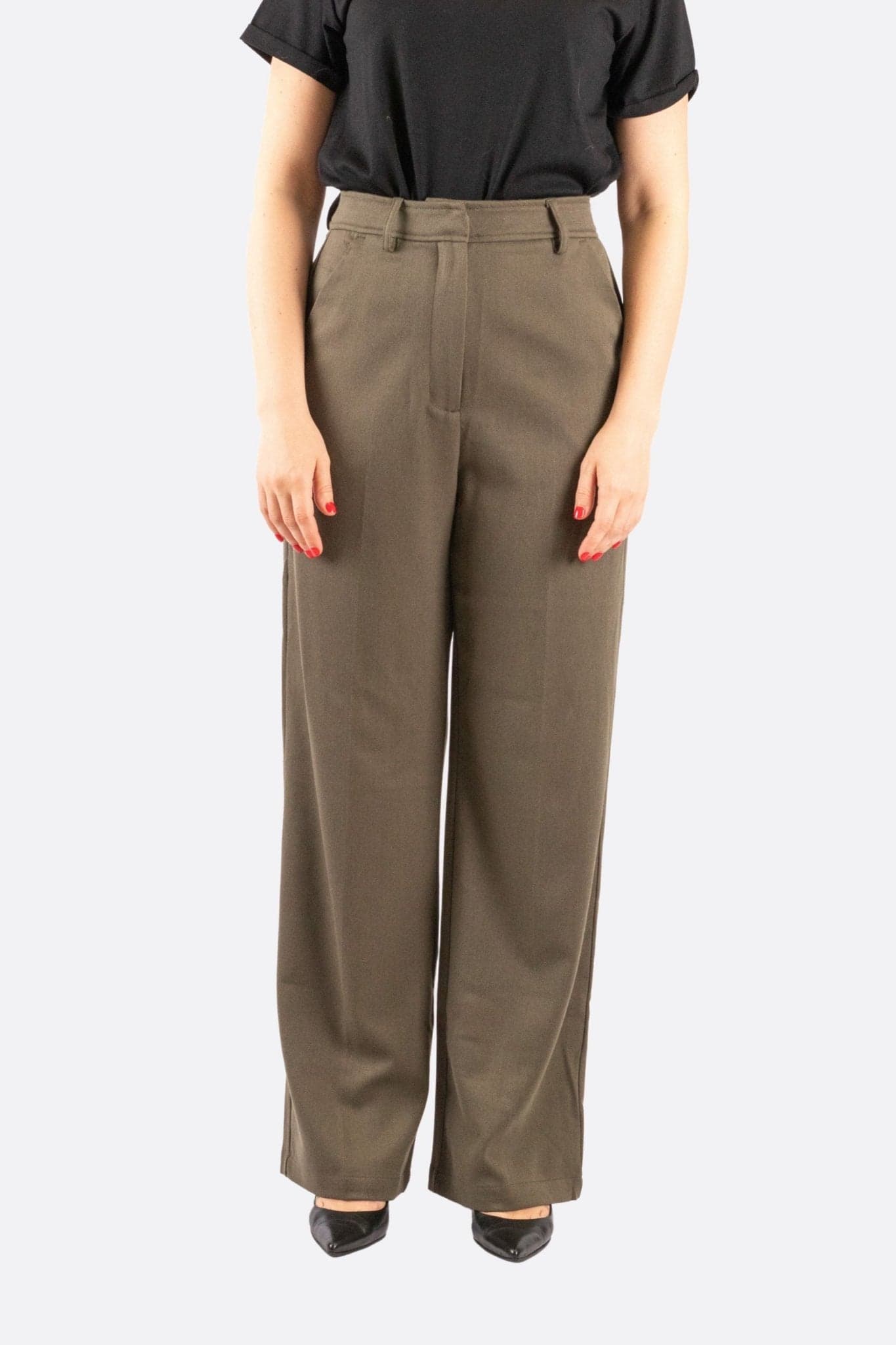 Pantalón amplio de corte sastre en verde kaki, tejido fluido y estructurado, ideal para un look elegante y atemporal.