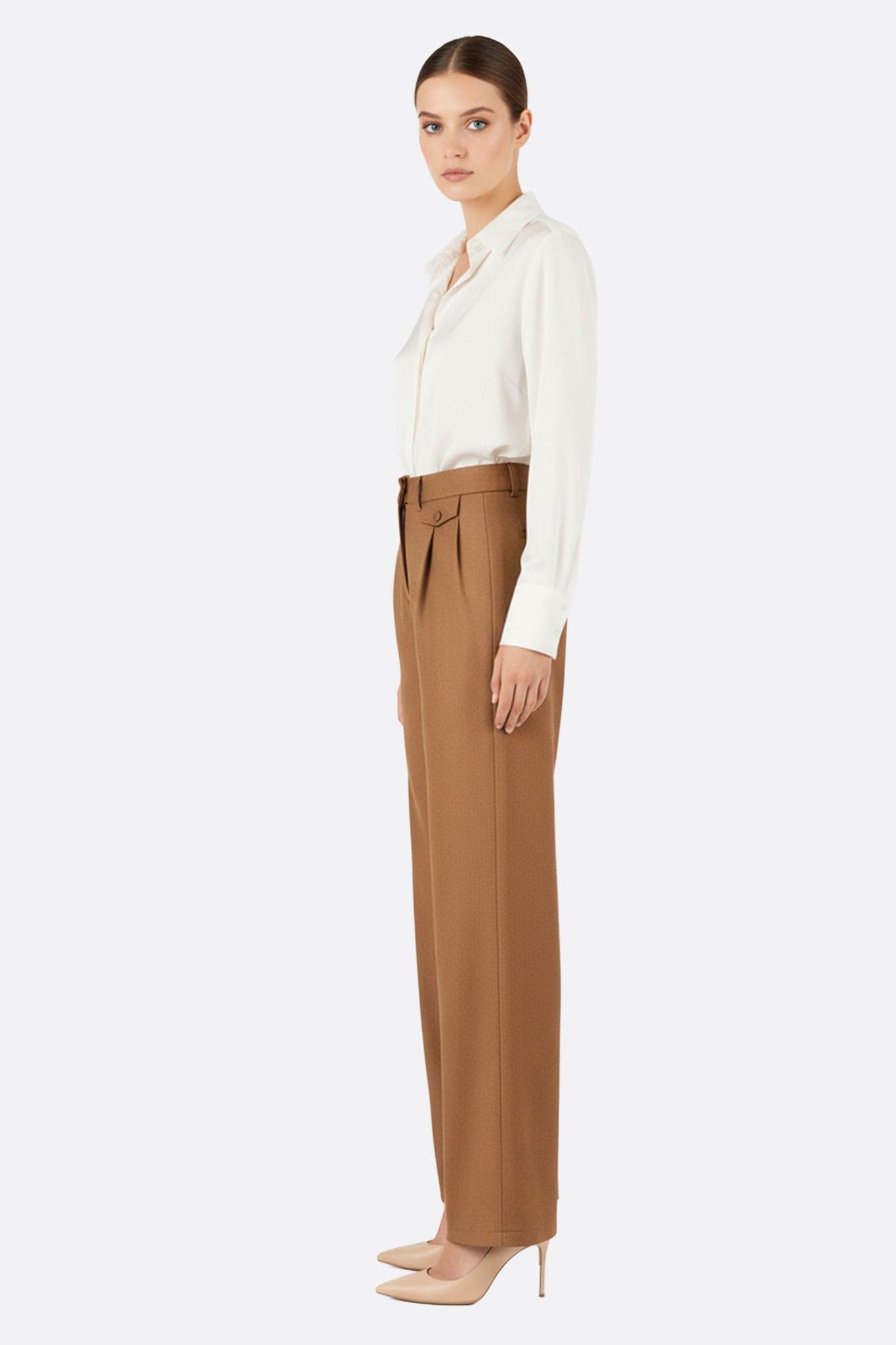 Three-quarter perspective of flowing wide-leg trousers in beige camel, highlighting the comfortable cut and sophisticated style.