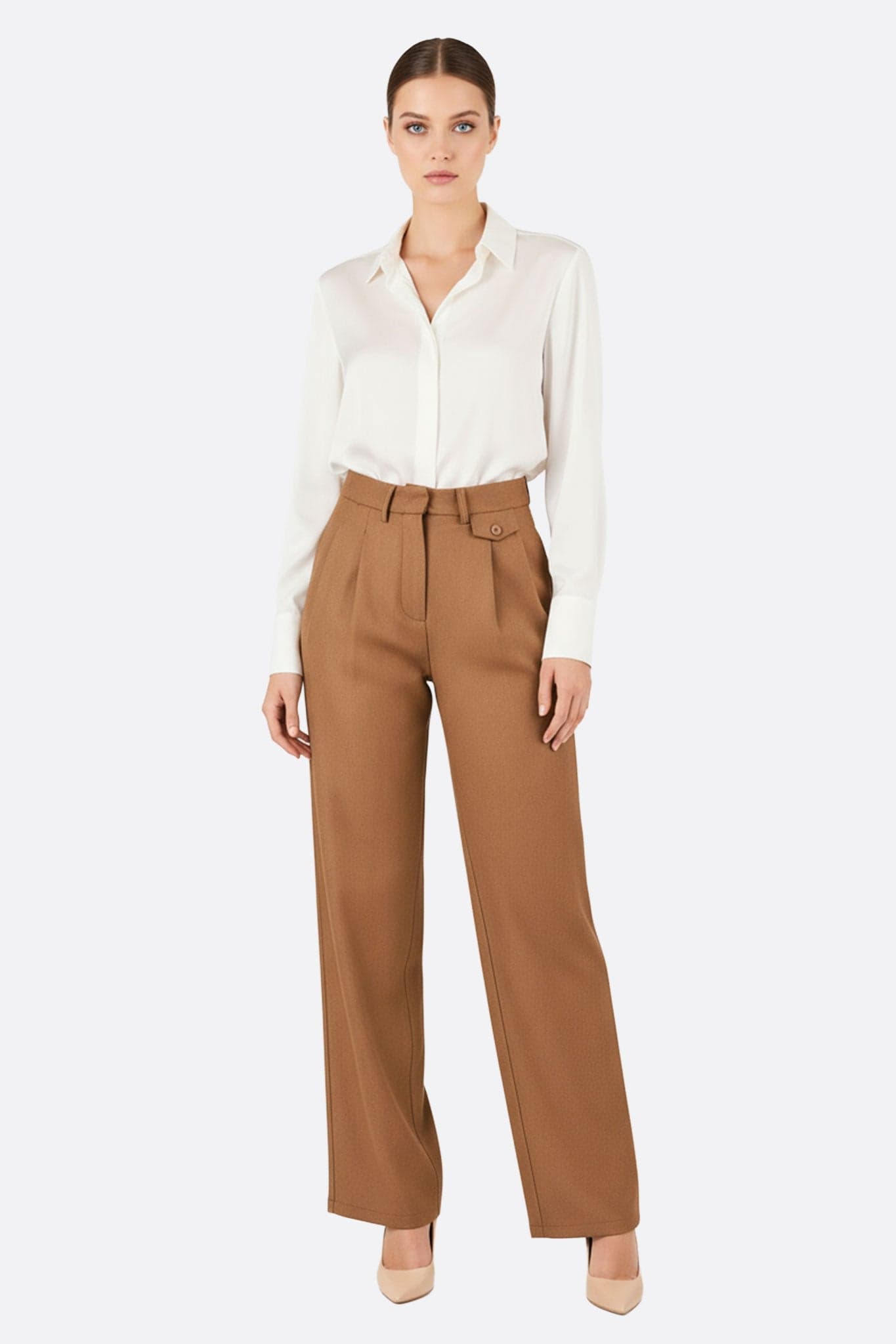 Detail of flowing wide-leg trousers in camel brown, highlighting the light texture and elegant drape, ideal for a refined look.