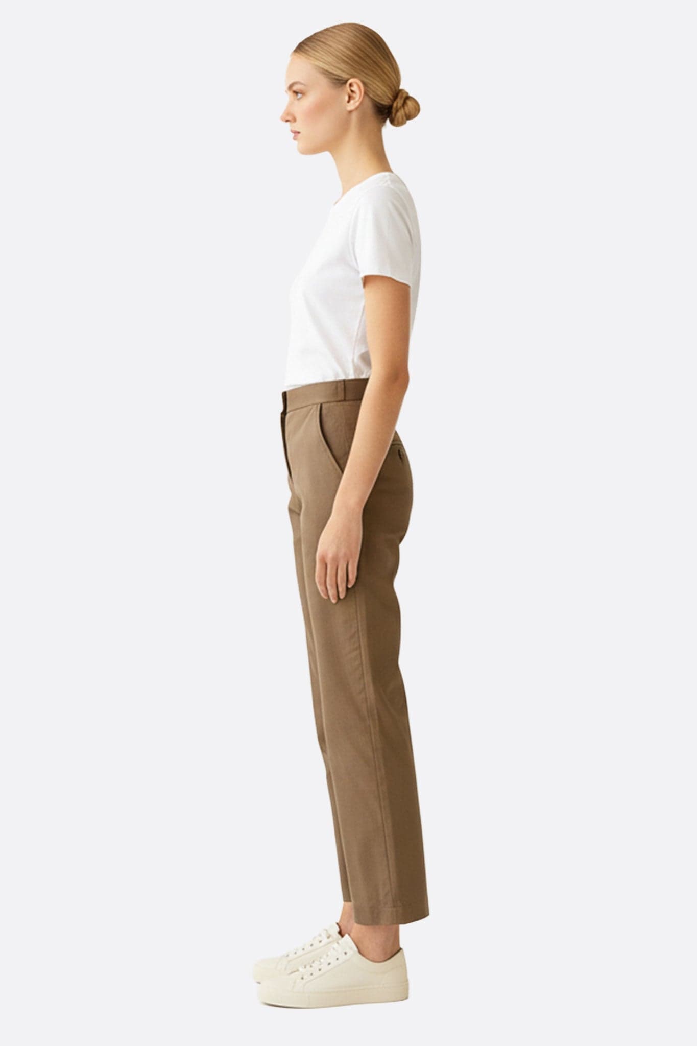 Details of the brown high-waisted elastic pants, ideal for a chic everyday style or at casual events.