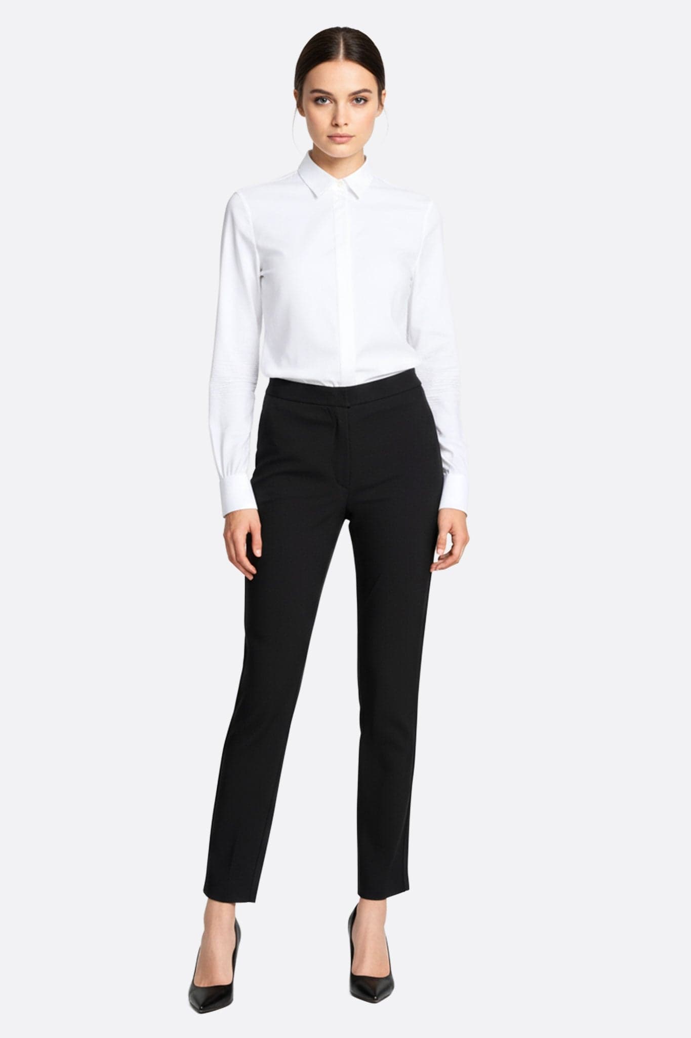 Close-up of the black straight-leg trousers in flowing fabric, ideal for a refined everyday look or formal events.