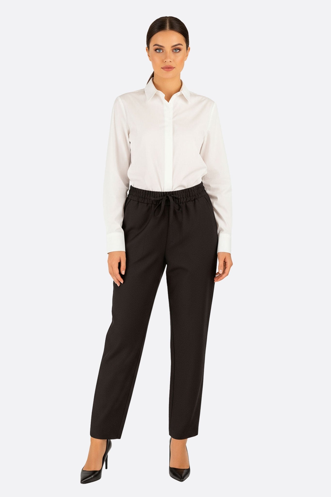 Dettaglio dell' elegante pantalone nero con vita elastica, ideale per uscite casual o momenti di raffinato relax.