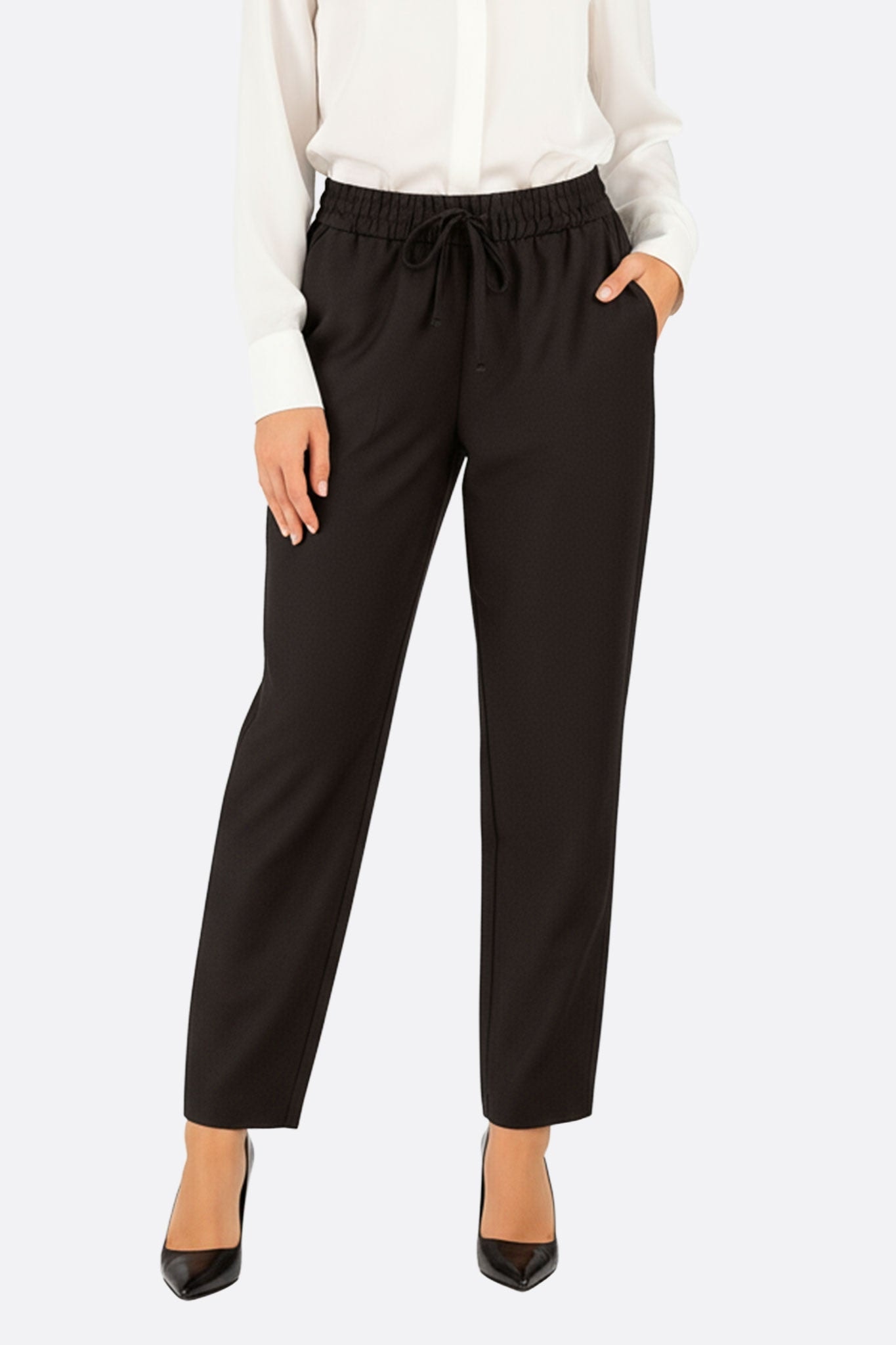 Pantalone nero chic con vita elastica, stile casual, perfetto per un look moderno e raffinato ogni giorno.