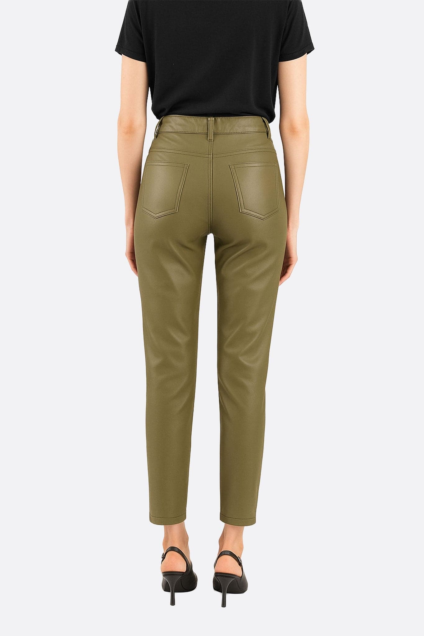 Detail der hoch taillierten Hose aus khakifarbenem Kunstleder, eine raffinierte und mutige Wahl für moderne Anlässe.
