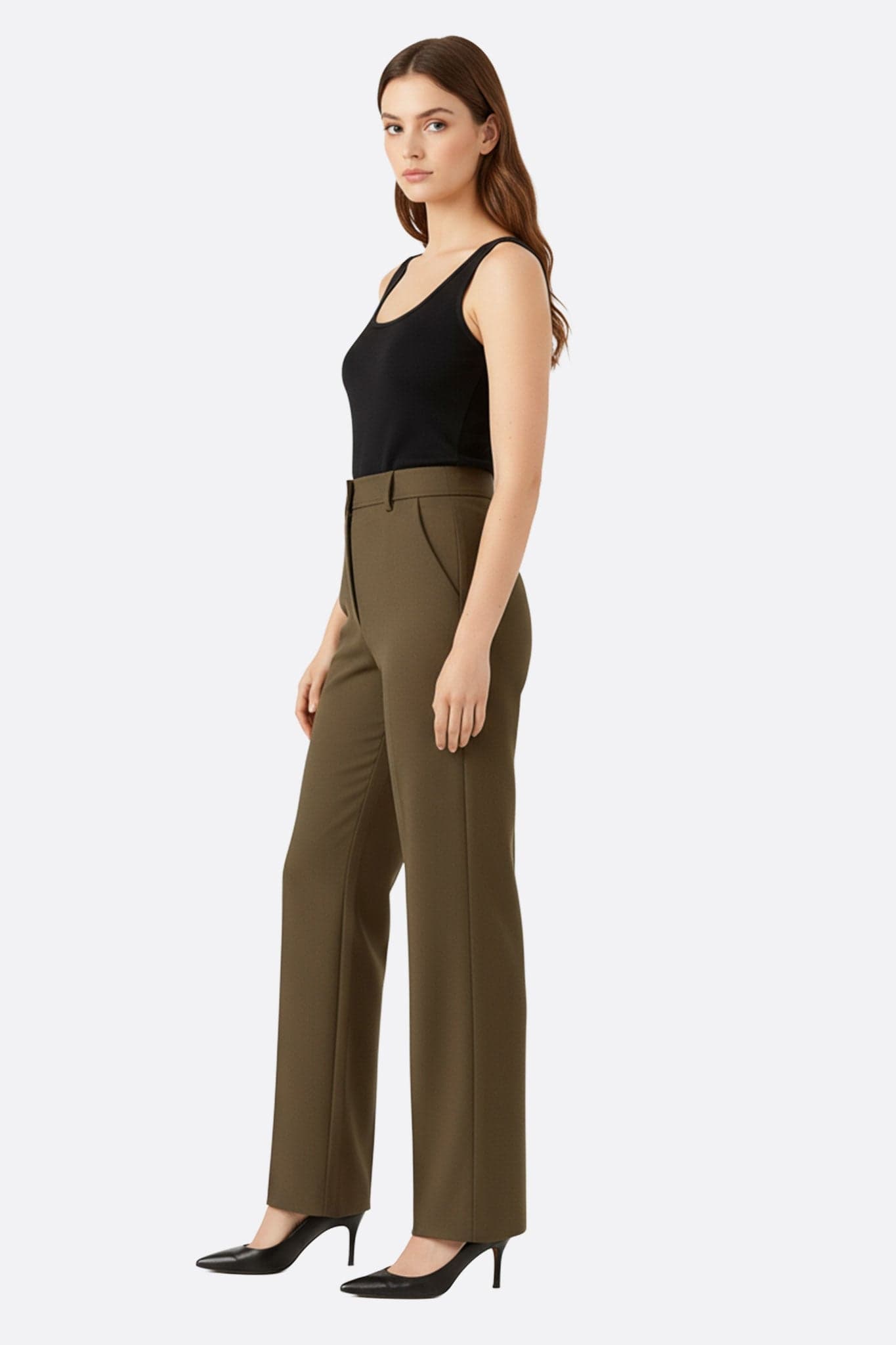 Detail, das die hohe Taille und den lockeren Sitz der Khaki-Hose hervorhebt, ein elegantes Stück für einen anspruchsvollen Stil.