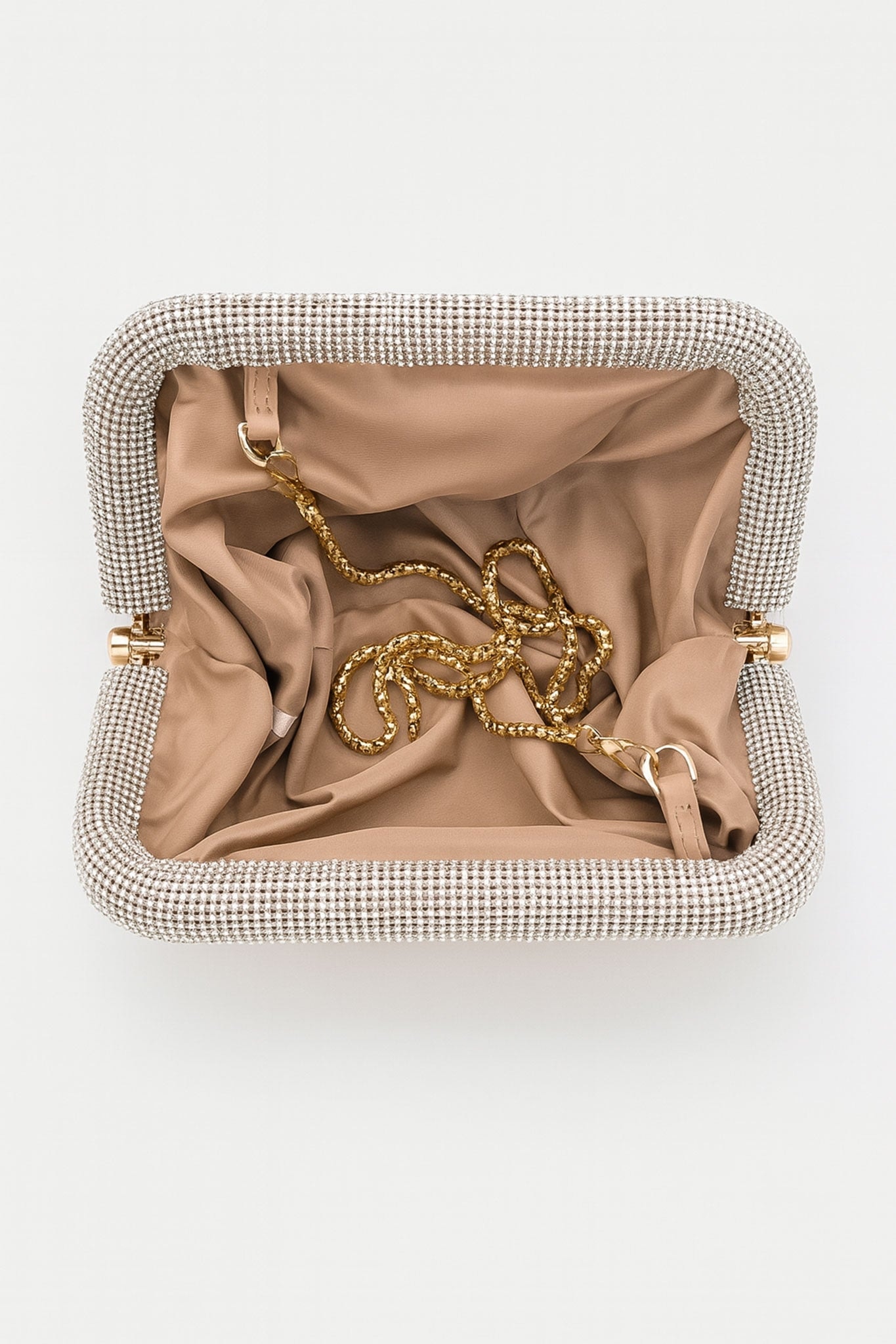Détails raffinés de la pochette nuage à strass dégradés beige et jaune, accessoire parfait pour une soirée élégante.