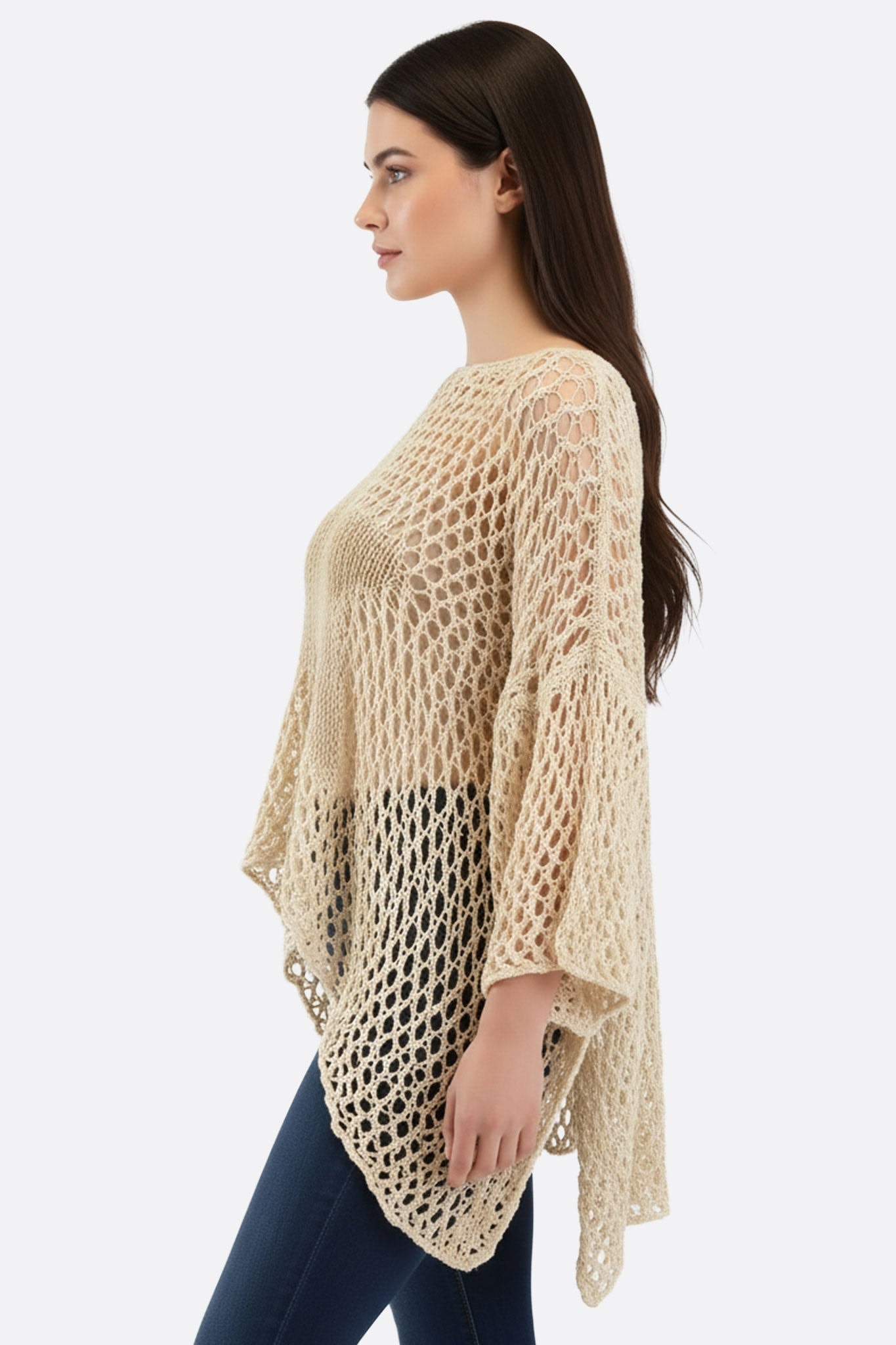 Detail des beigen Häkelponchos, Sternmuster, ideal für ein raffiniertes Bohème-Outfit an einem Sommerabend.