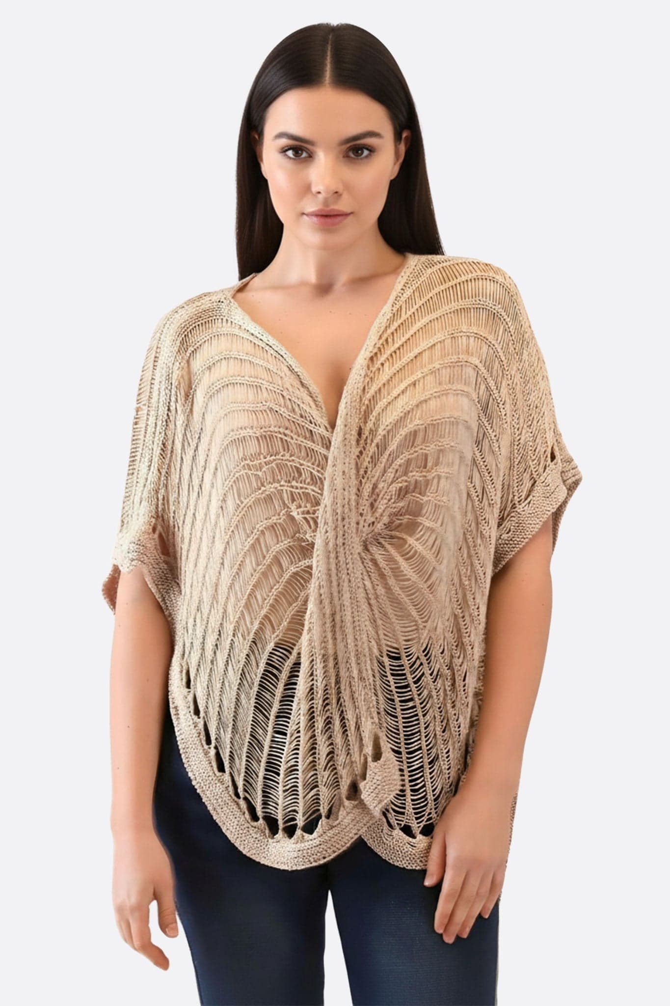 Eleganter beiger Poncho aus luftiger Strickware, ideal für lässige Abende oder entspannte Nachmittage.