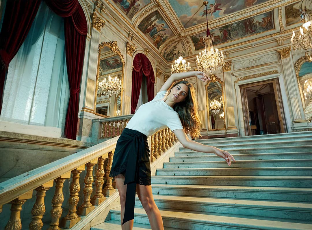 Jupe en dentelle noire avec transparence pour soirée élégante et raffinée
