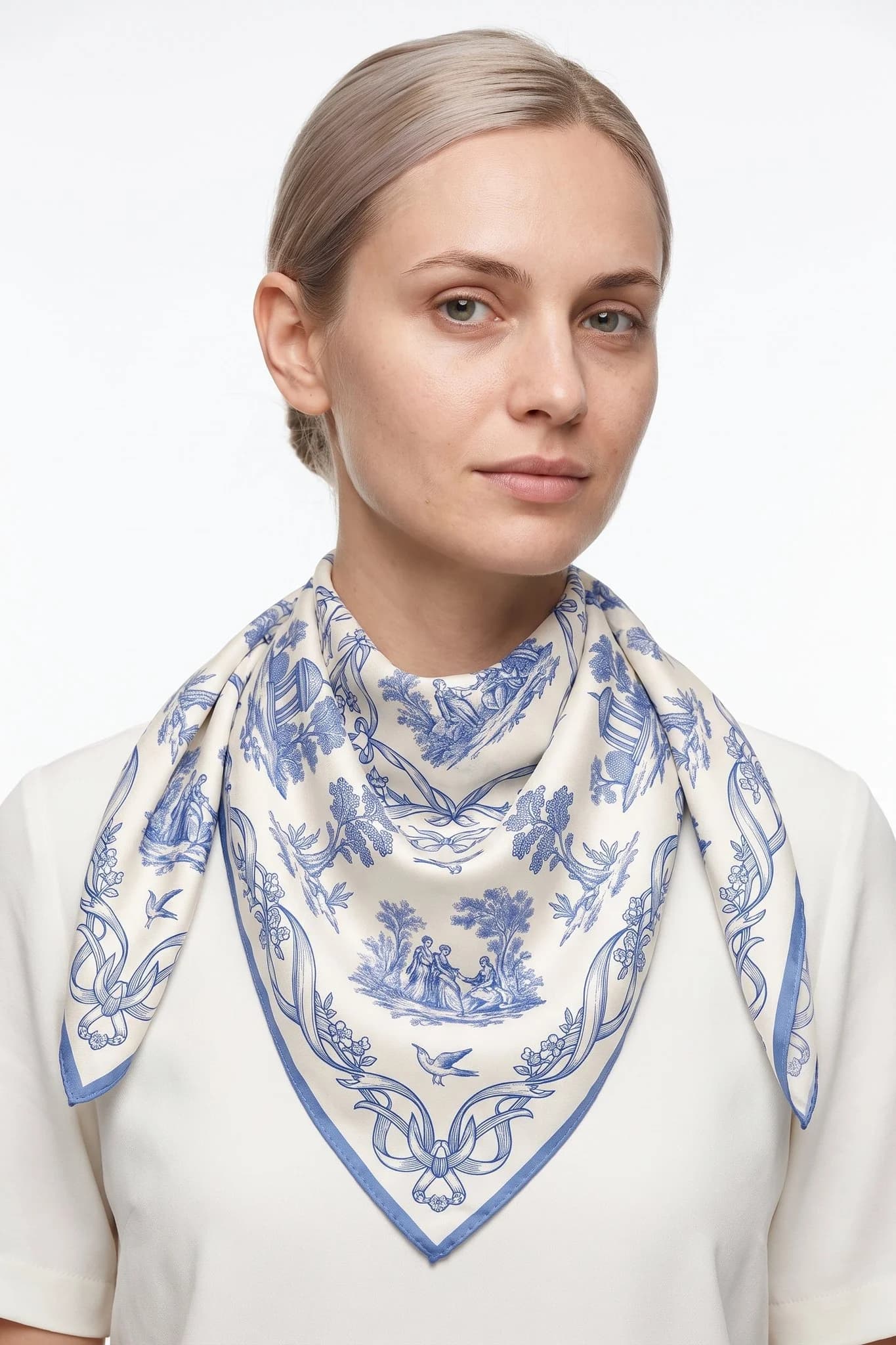 Foulard di seta 70 Toile de rêverie indossato annodato al collo di una donna, vista in studio