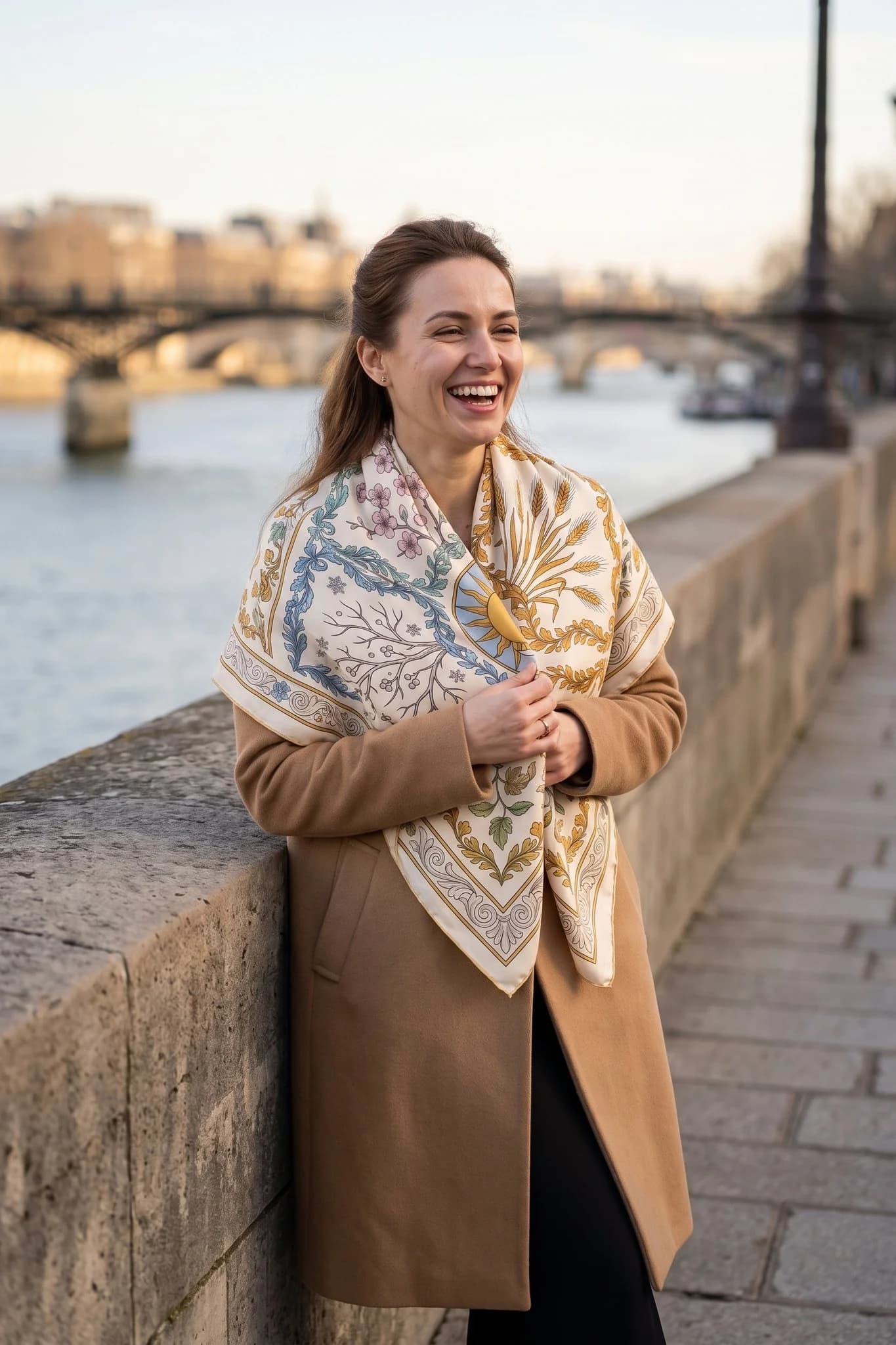 Donna che indossa il foulard di seta Quatre saisons annodato in una strada di Parigi