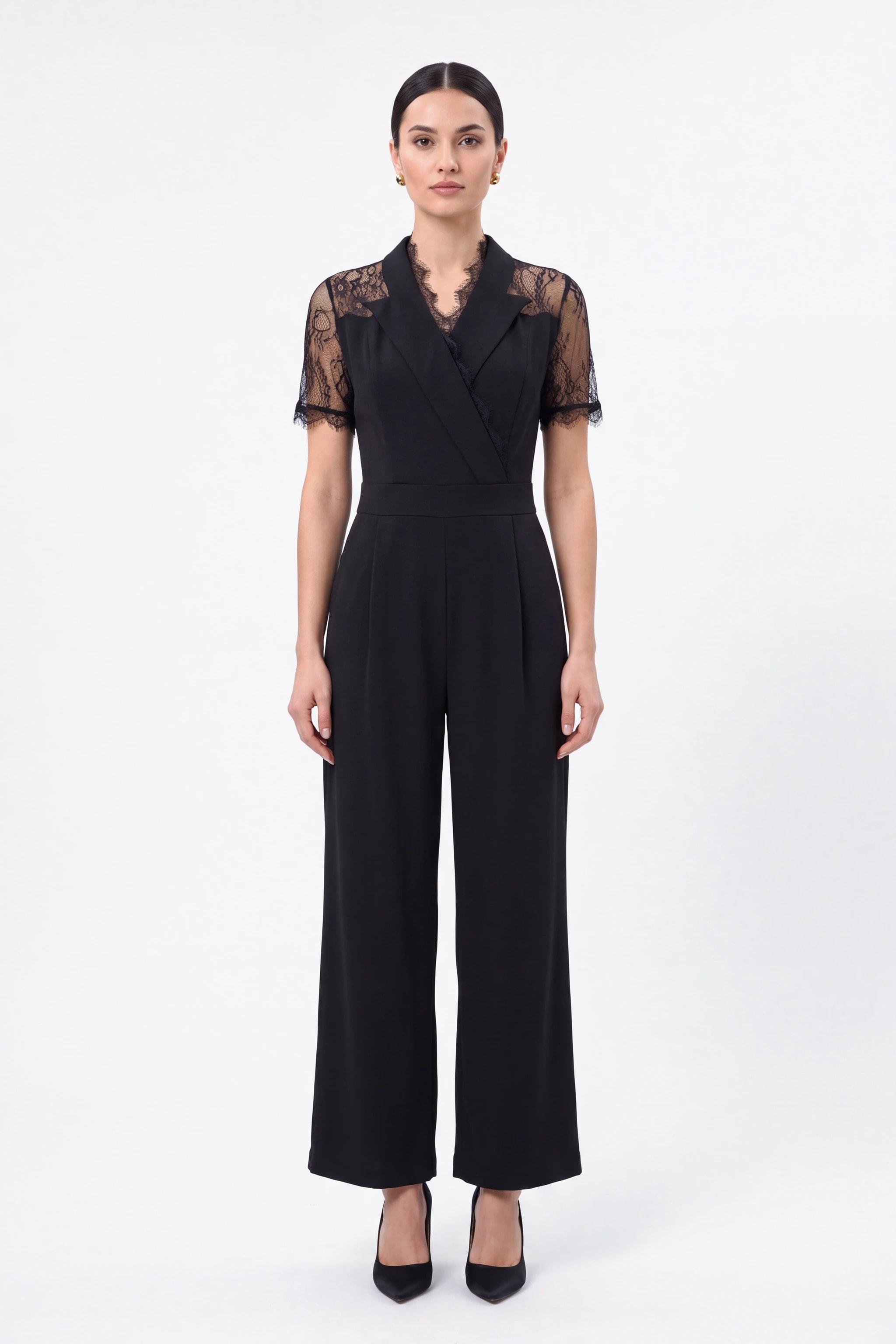 Schwarzer Jumpsuit mit Smokingkragen von Misciano, von vorn getragen, überkreuzte Revers, Spitze an den Schultern und weite Beine
