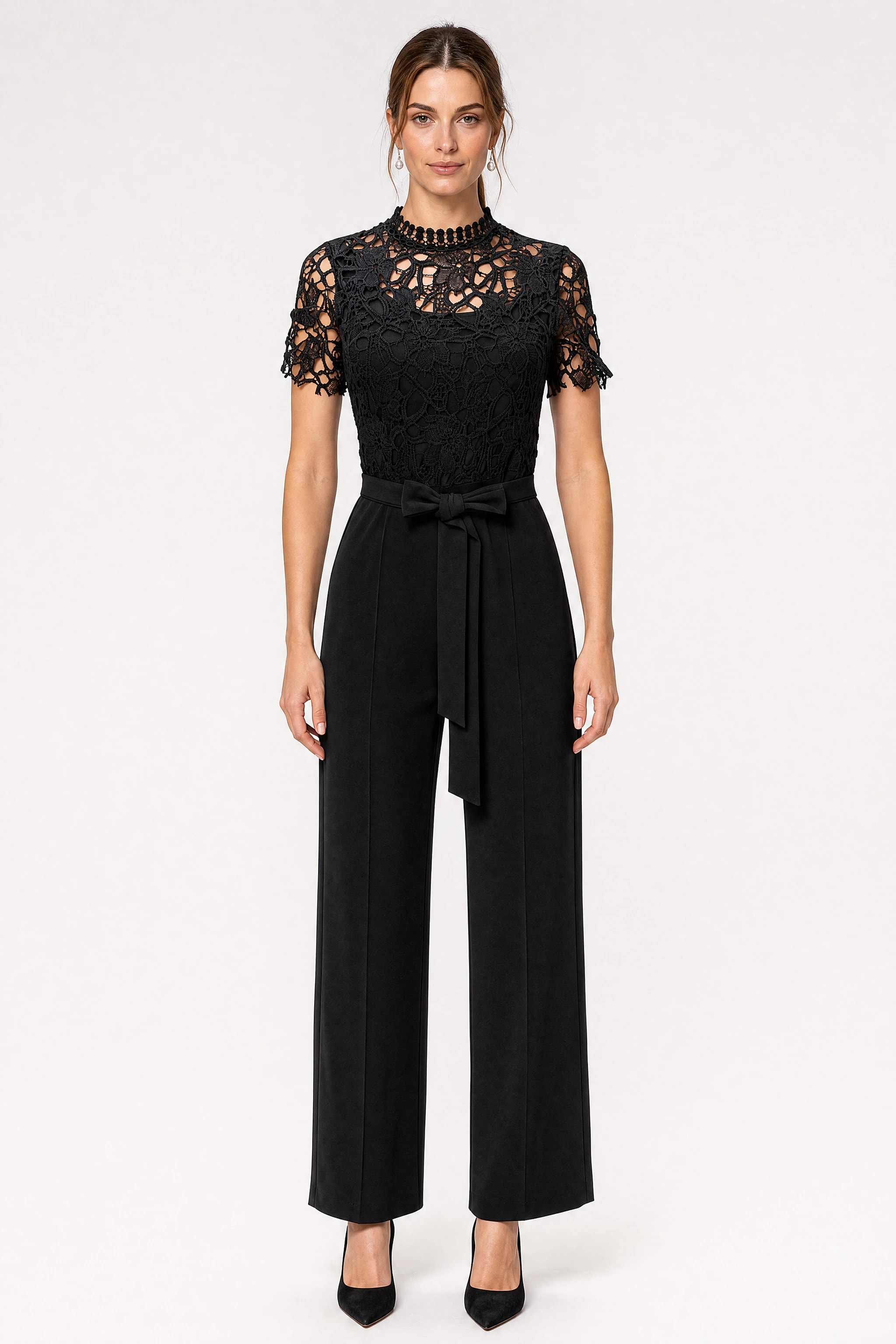 Schwarzer Jumpsuit von Misciano mit Oberteil aus Guipure, von vorne getragen, Stehkragen, kurze Ärmel und geknotetem Gürtel