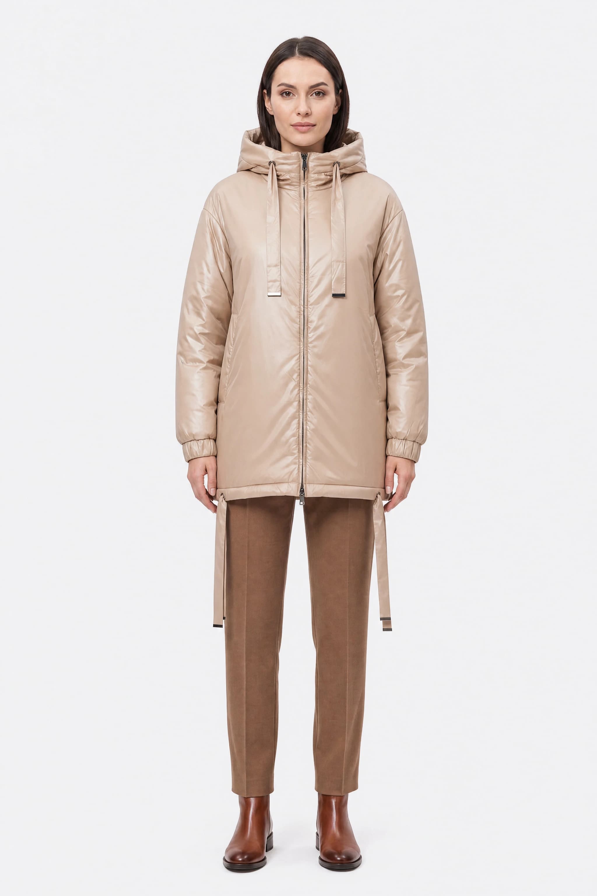 Doudoune beige satinée et matelassée à capuche et liens ajustables, portée de face