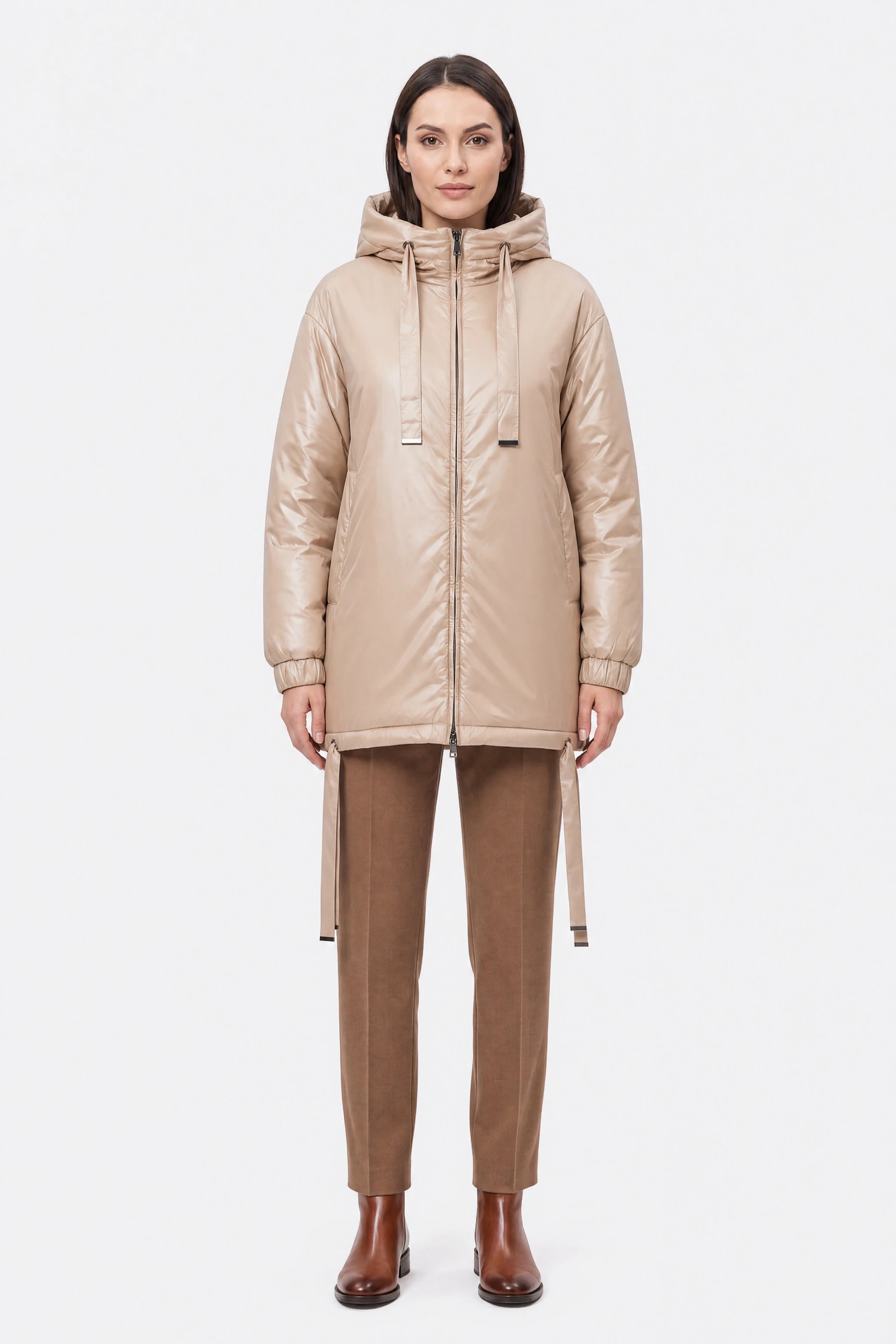 Doudoune beige satinée et matelassée à capuche et liens ajustables, portée de face