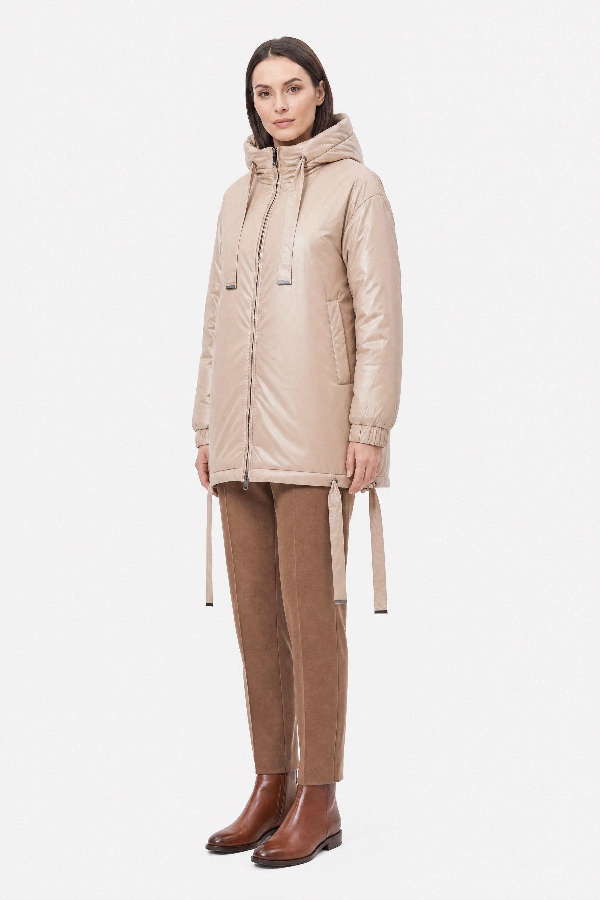 Doudoune beige satinée et matelassée à capuche et liens ajustables, vue de trois-quarts