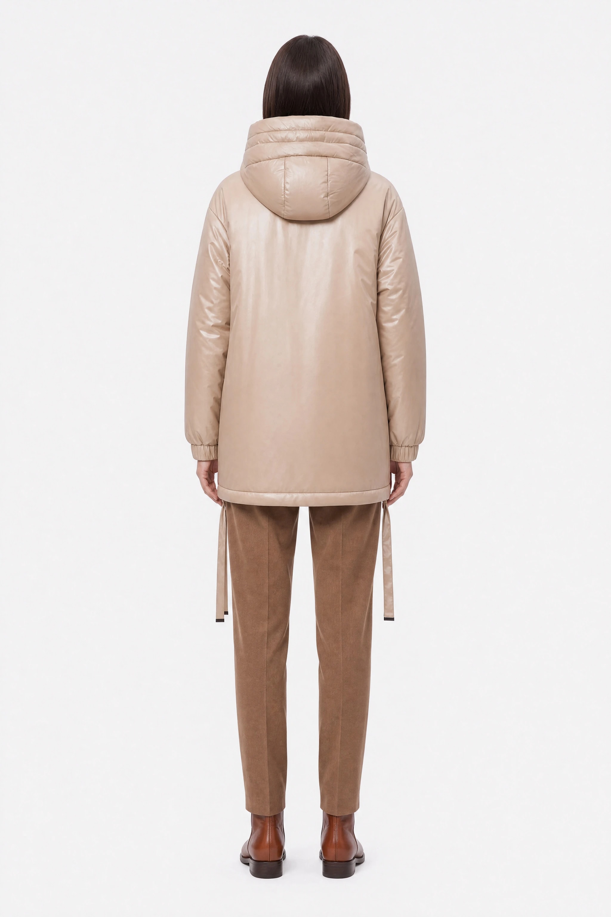Doudoune beige satinée et matelassée à capuche et liens ajustables, vue de dos