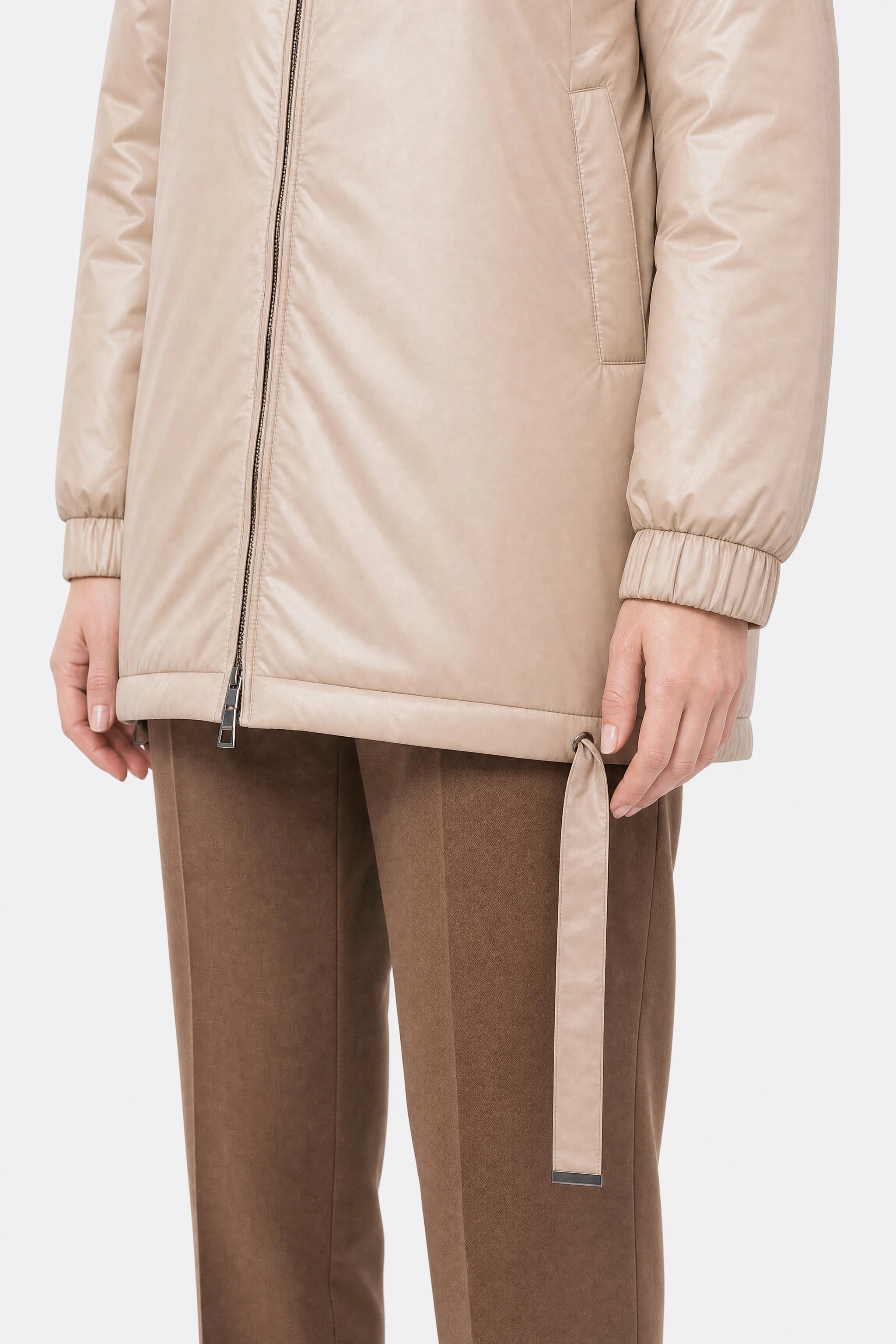 Doudoune beige satinée et matelassée à capuche et liens ajustables, gros plan