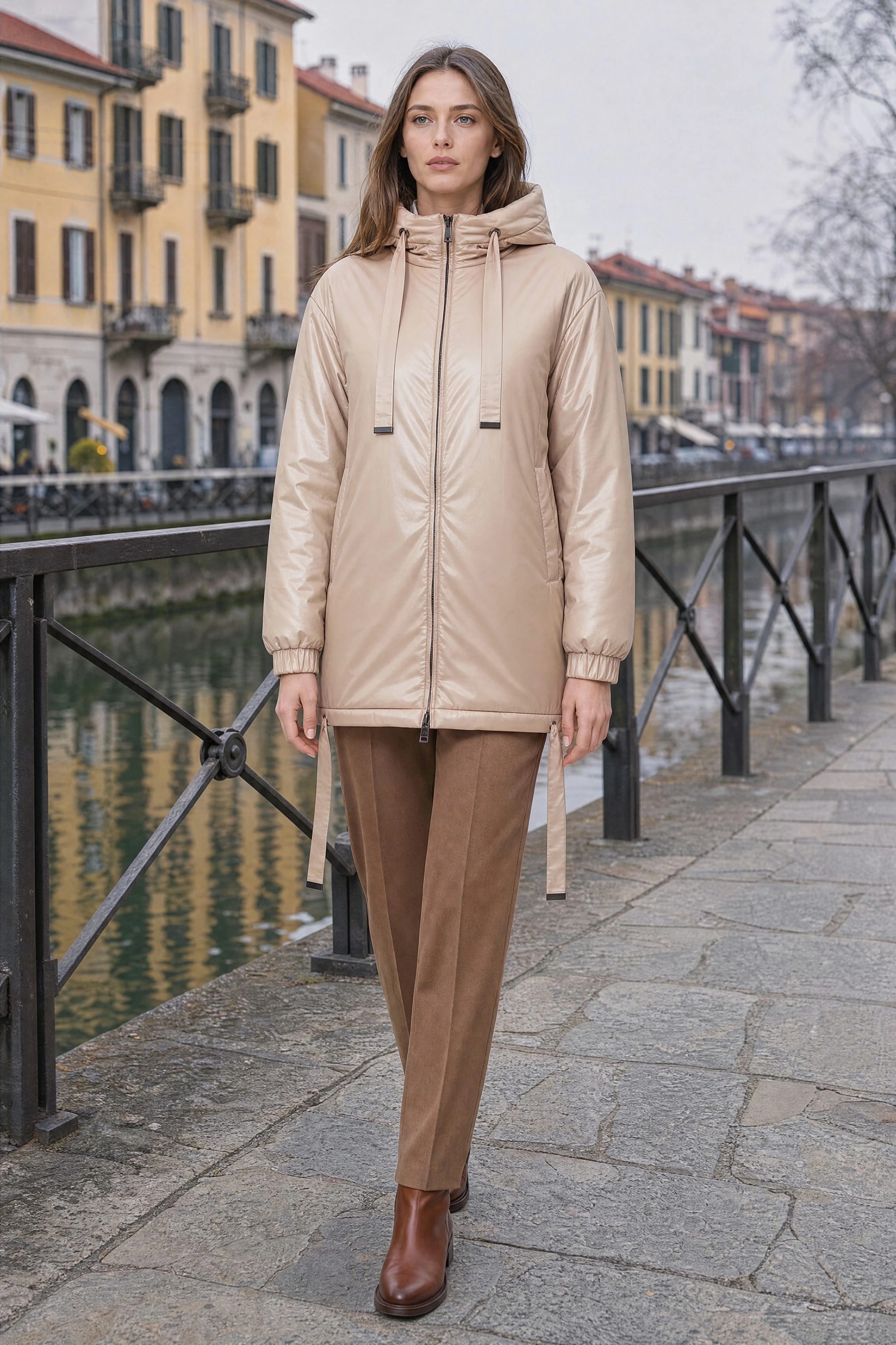 Doudoune beige satinée et matelassée à capuche et liens ajustables, portée à Milan