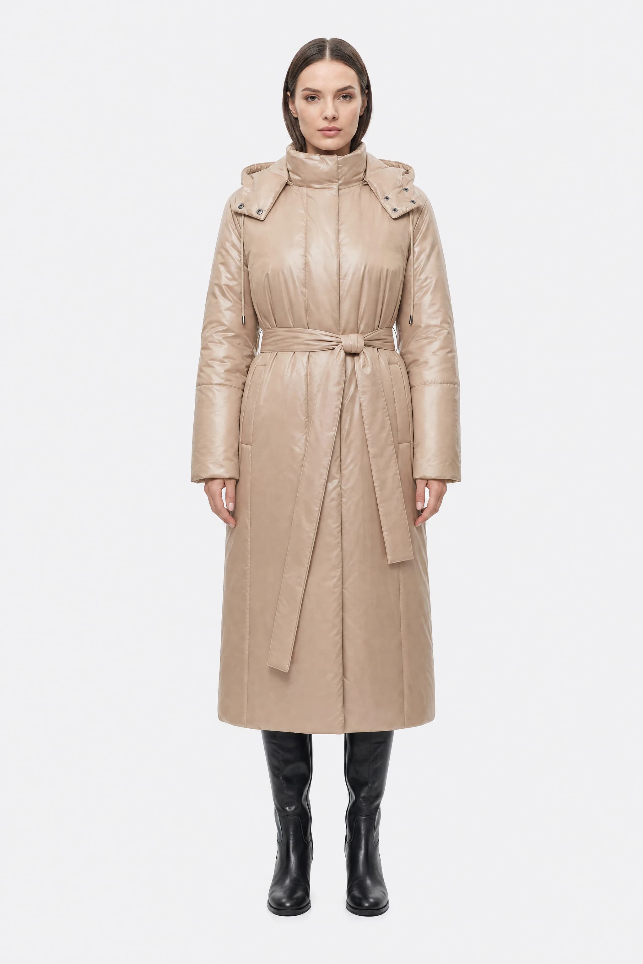 Doudoune longue nacrée beige ceinturée matelassée, portée de face