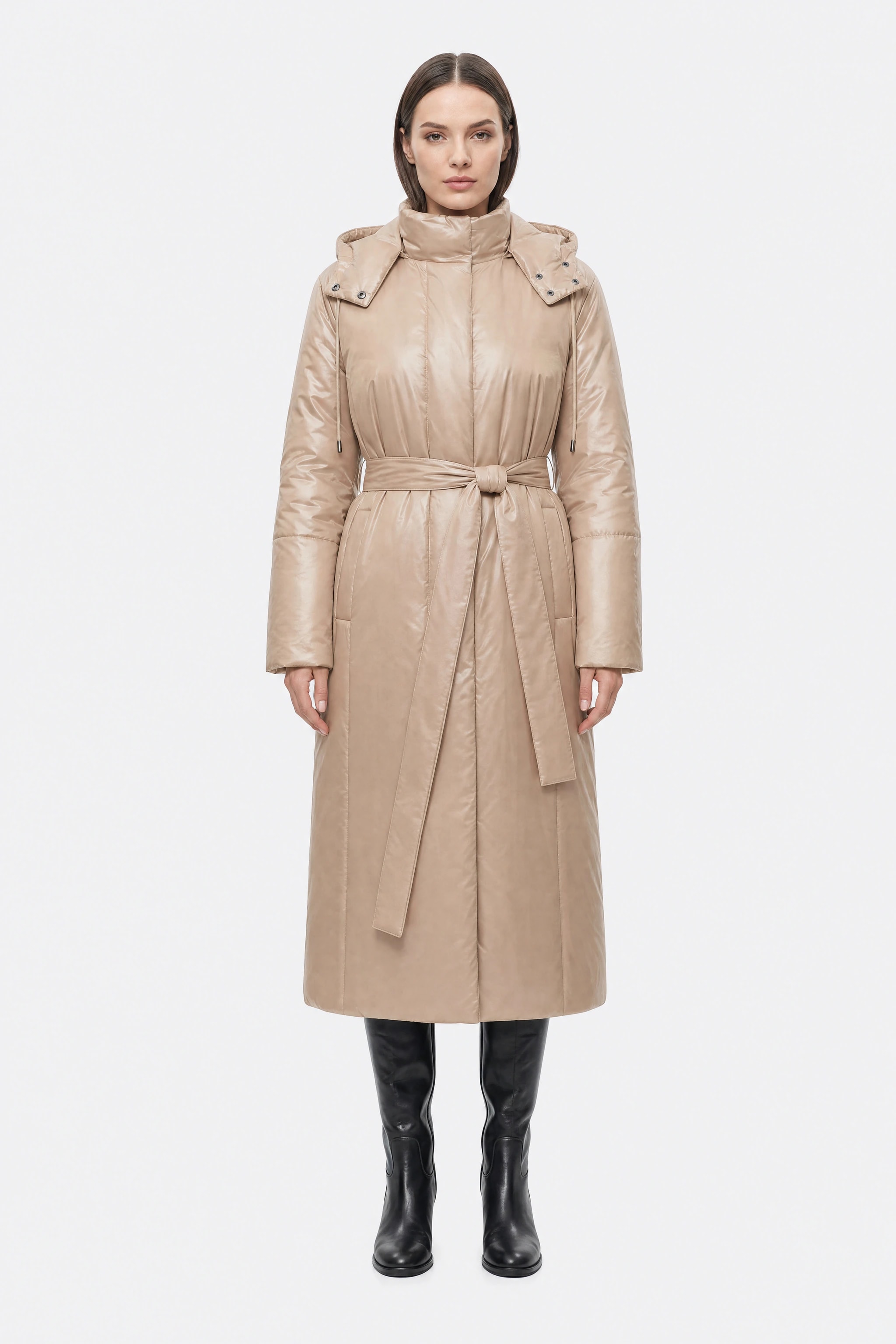 Doudoune longue nacrée beige ceinturée matelassée, portée de face