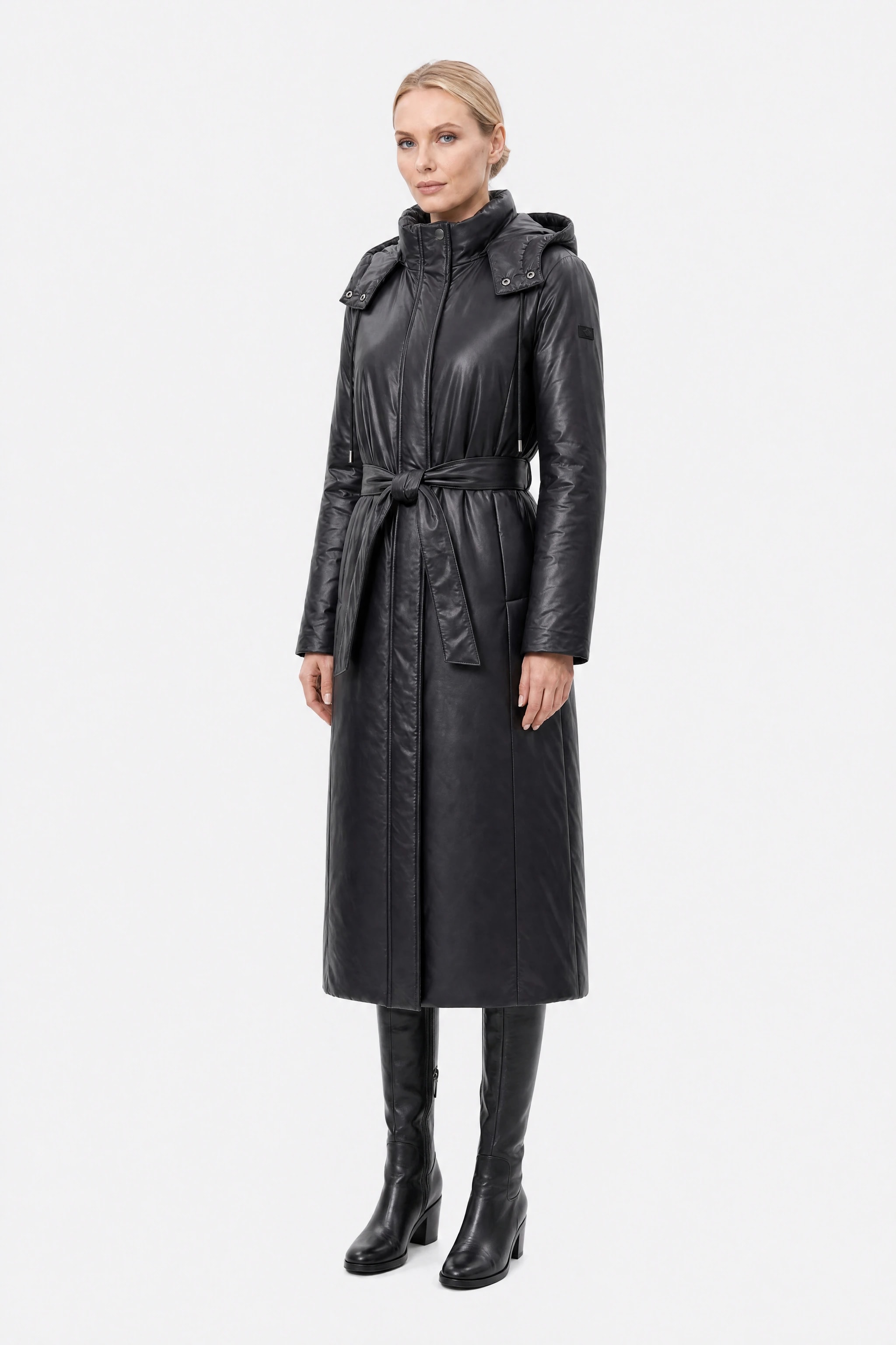 Lange schwarze gesteppte Daunenjacke mit Gürtel, Dreiviertelansicht