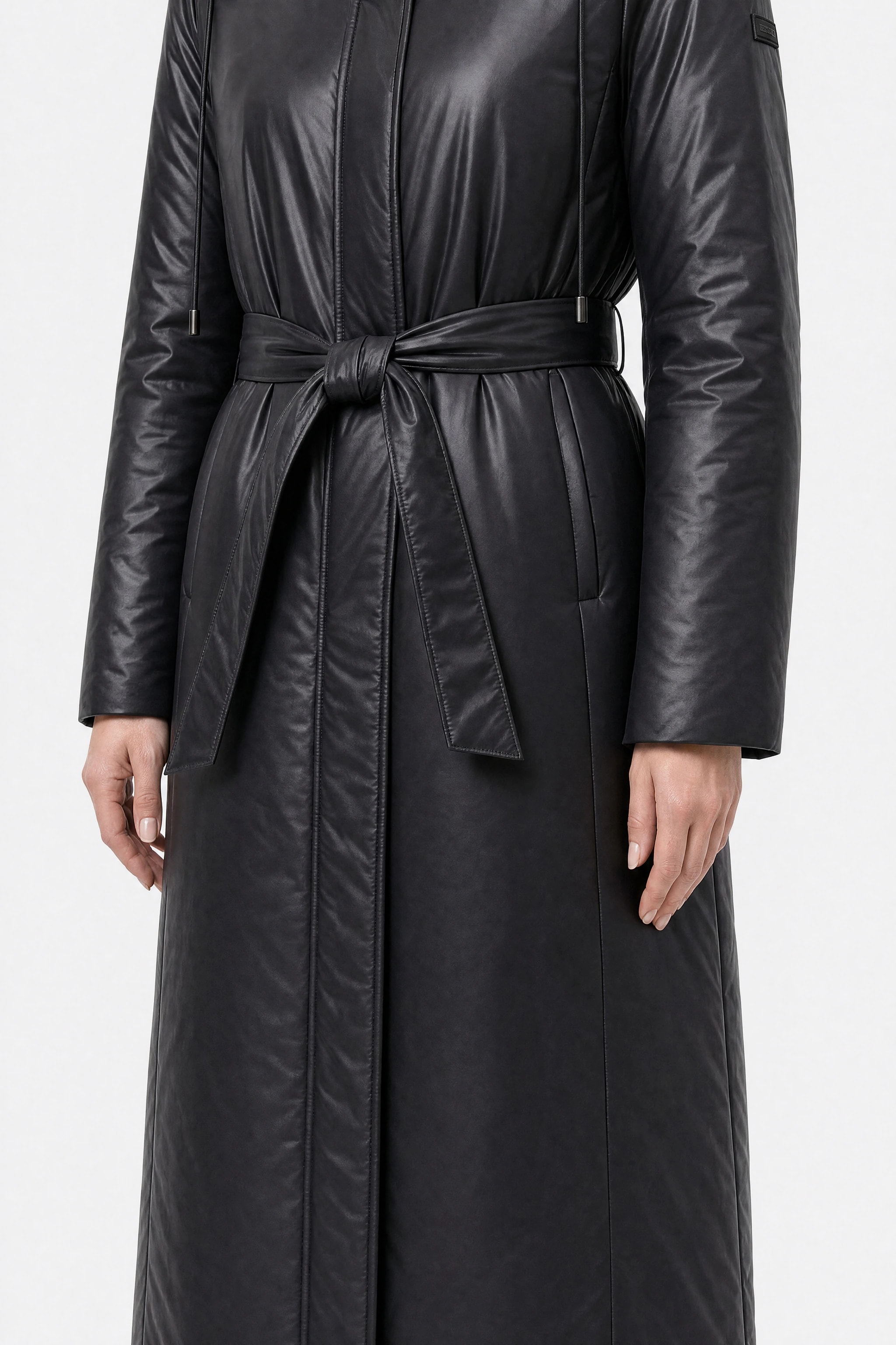 Lange schwarze gesteppte Daunenjacke mit Gürtel, Nahaufnahme
