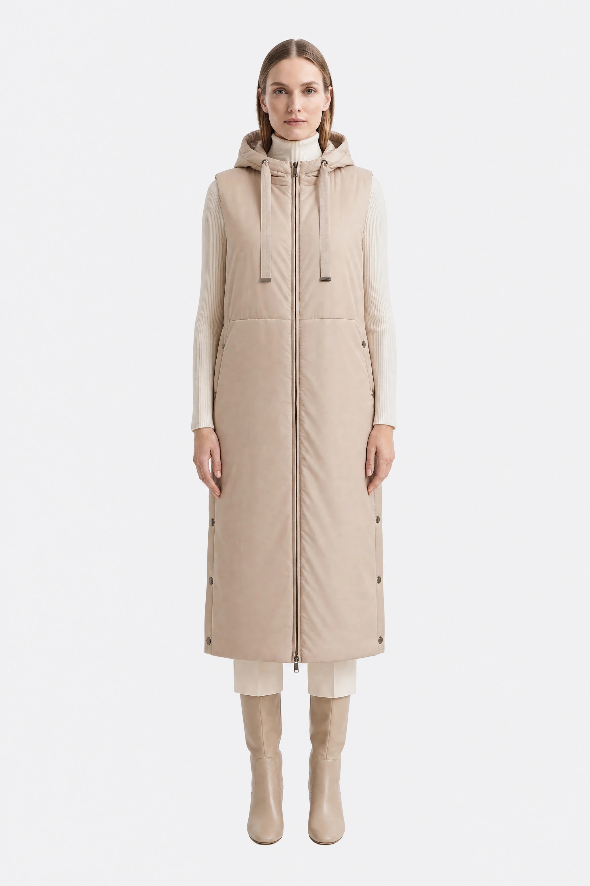 Beige, langärmlige, ärmellose Daunenjacke mit Kapuze, getragen, Vorderansicht