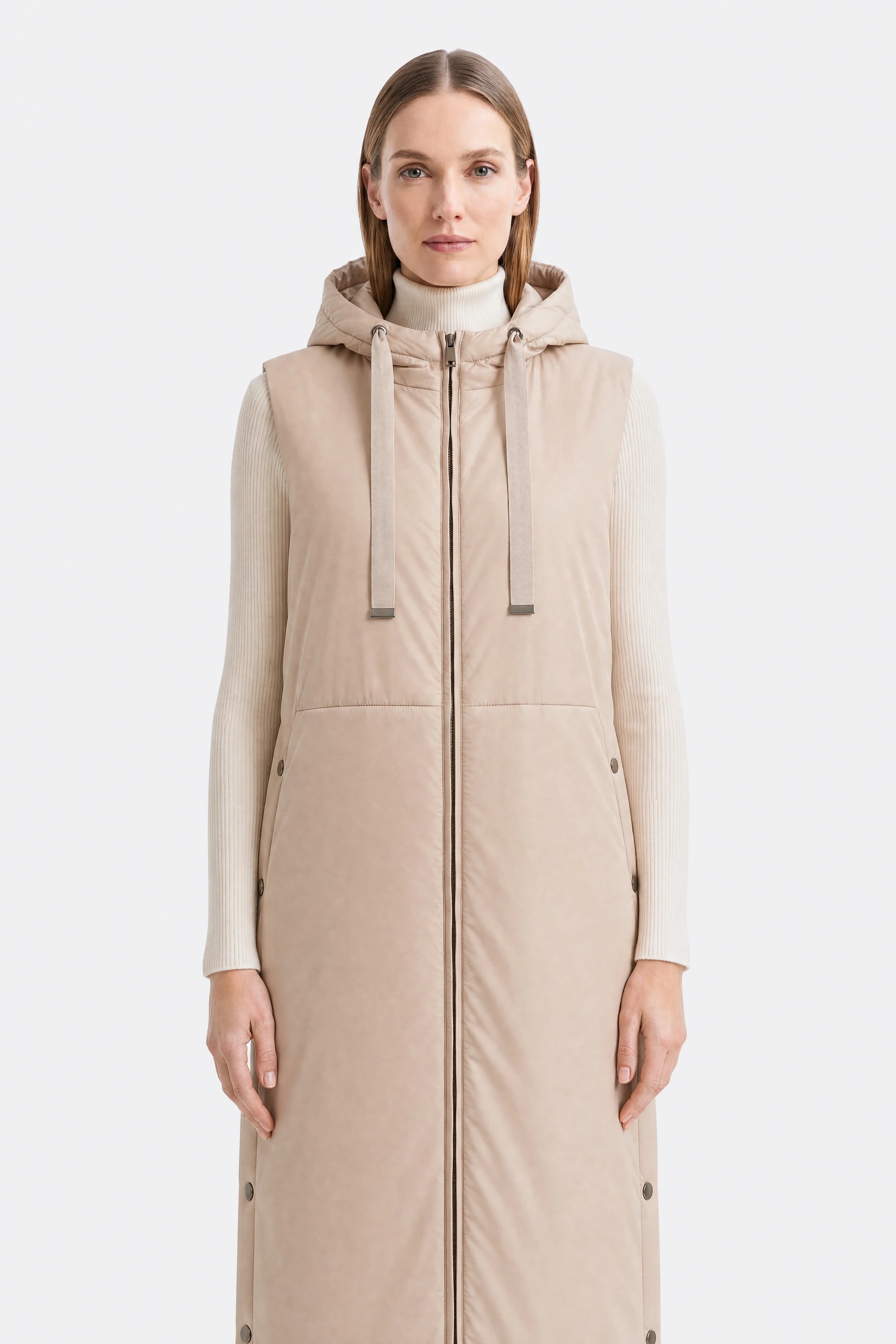 Beige, langärmlige, ärmellose Daunenjacke mit Kapuze, Detail oben