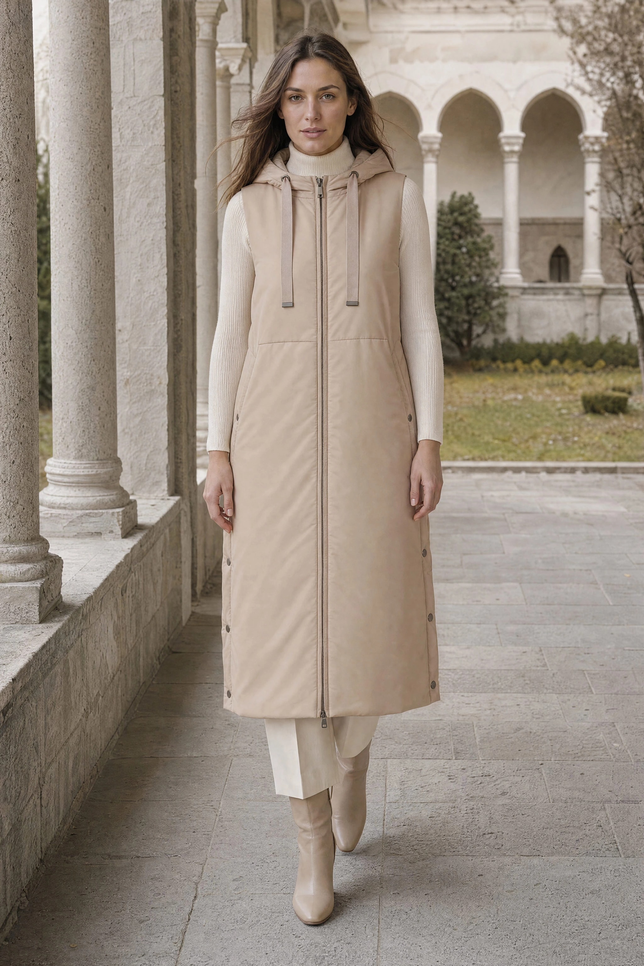 Beige, langärmlige, ärmellose Daunenjacke mit Kapuze, getragen in Mailand