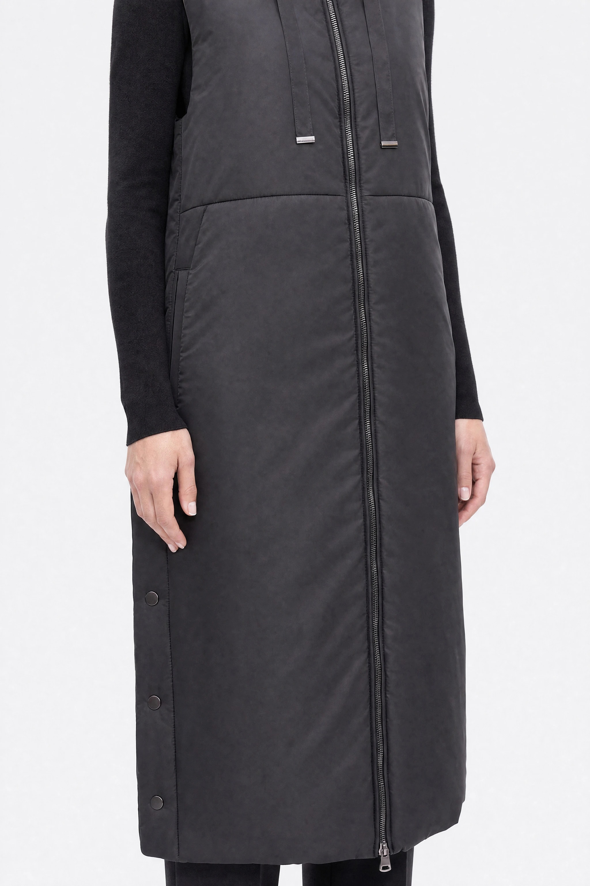 Schwarze, lange, ärmellose Daunenjacke mit Kapuze, Nahaufnahme