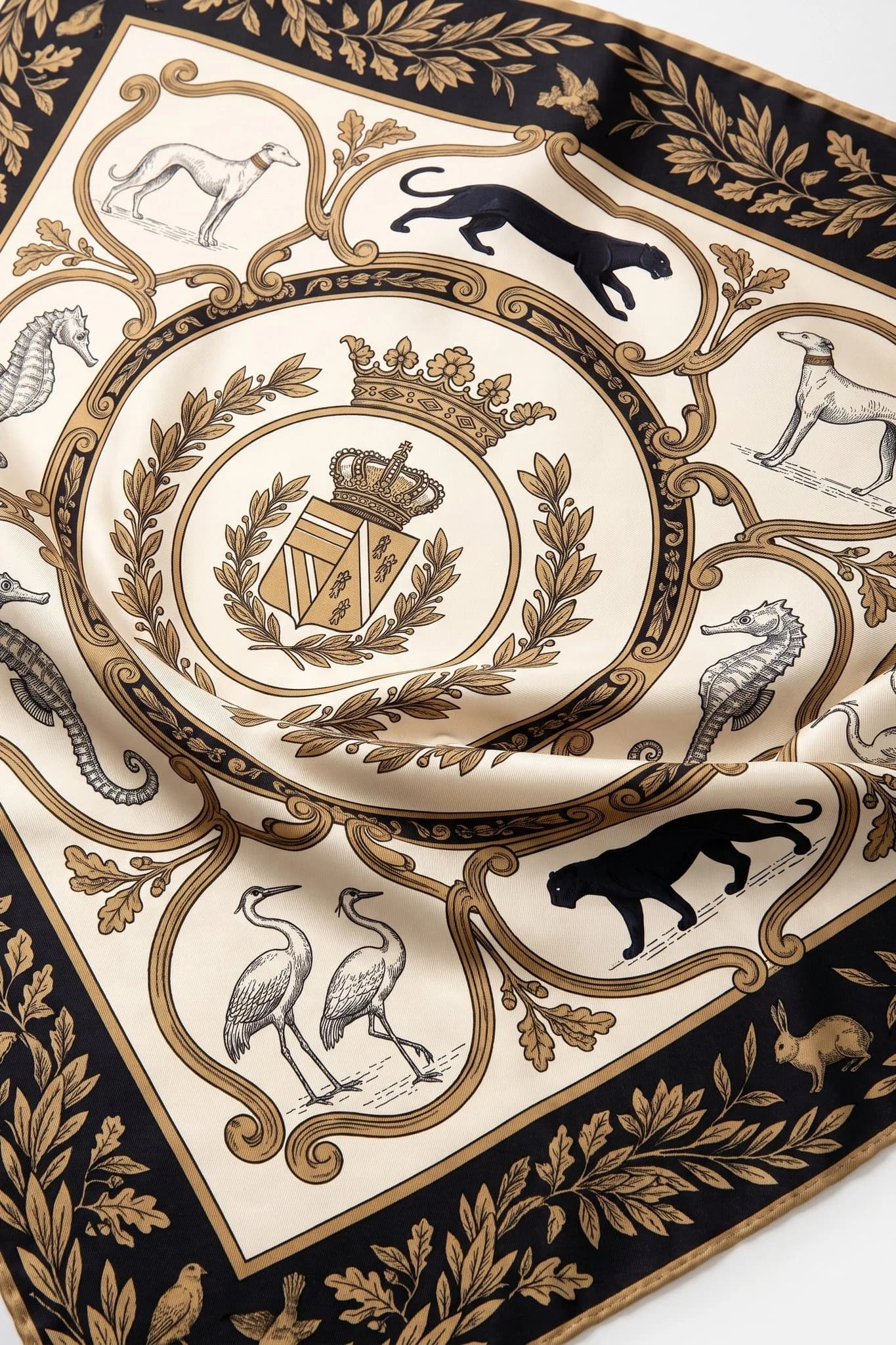 Primo piano sulle pieghe del foulard di seta Ménagerie royale, twill di seta e orlo arrotolato a mano