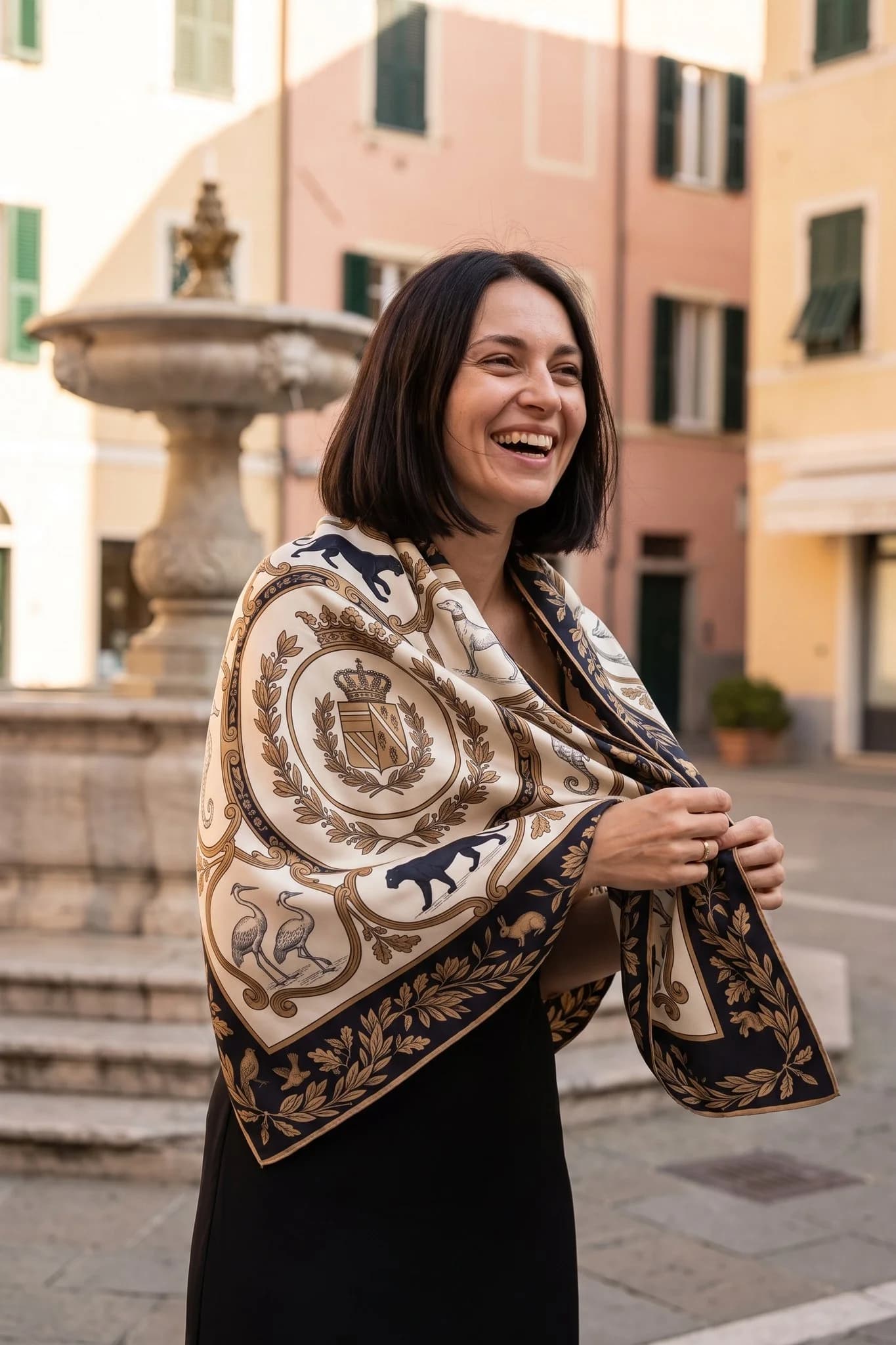 Donna che indossa il foulard di seta Ménagerie royale come scialle in una strada di Parigi