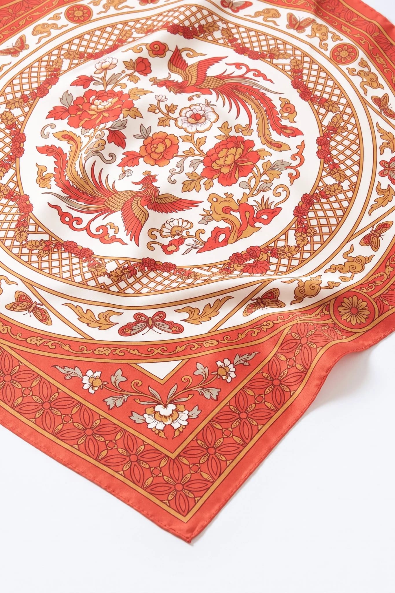 Nahaufnahme der Falten des Seidentuchs Porcelaine corail, Seidentwill und handgerollter Saum