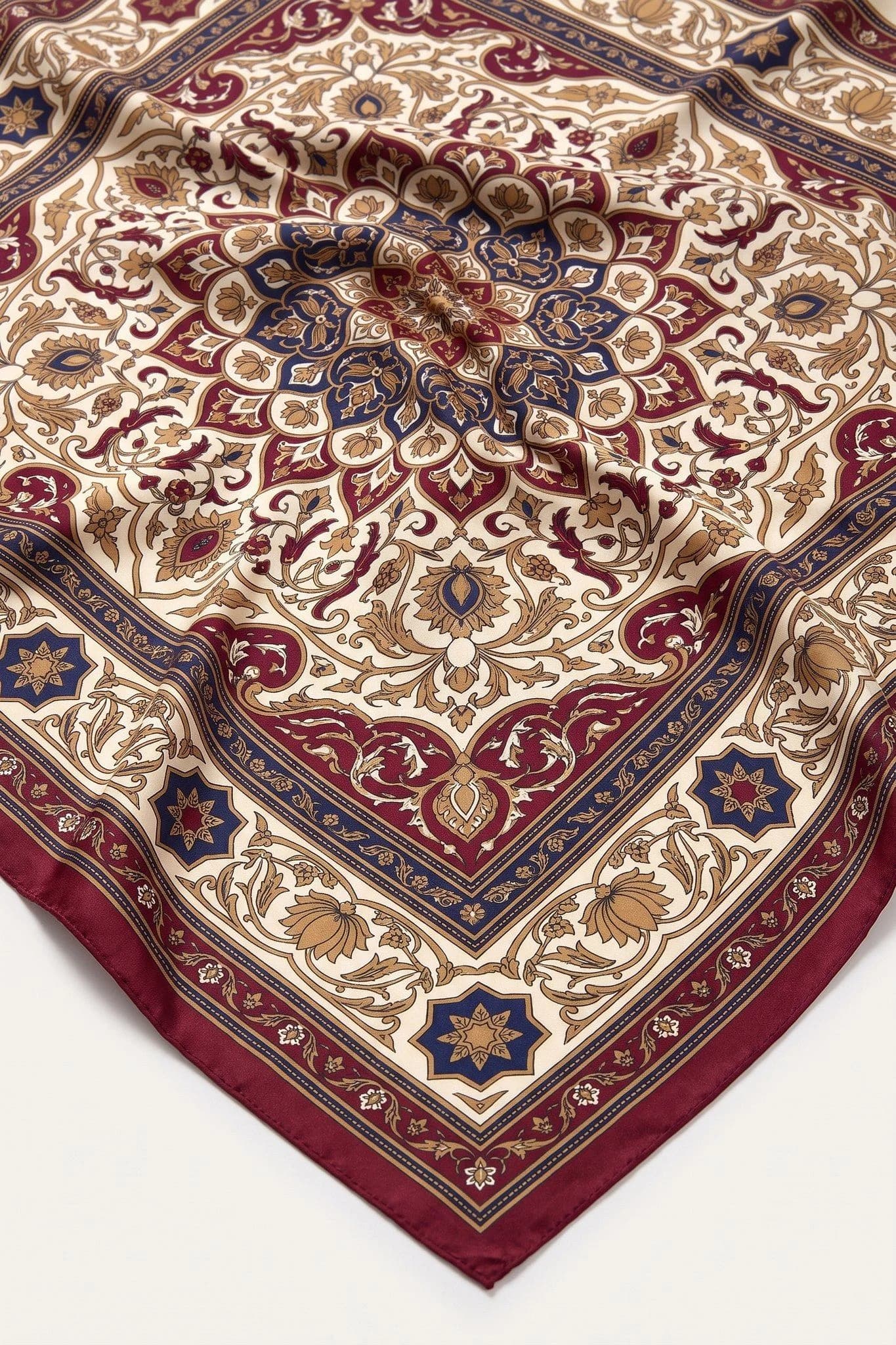 Nahaufnahme der Falten des Seidentuchs Tapis d'Orient, Seidentwill und handgerollter Saum