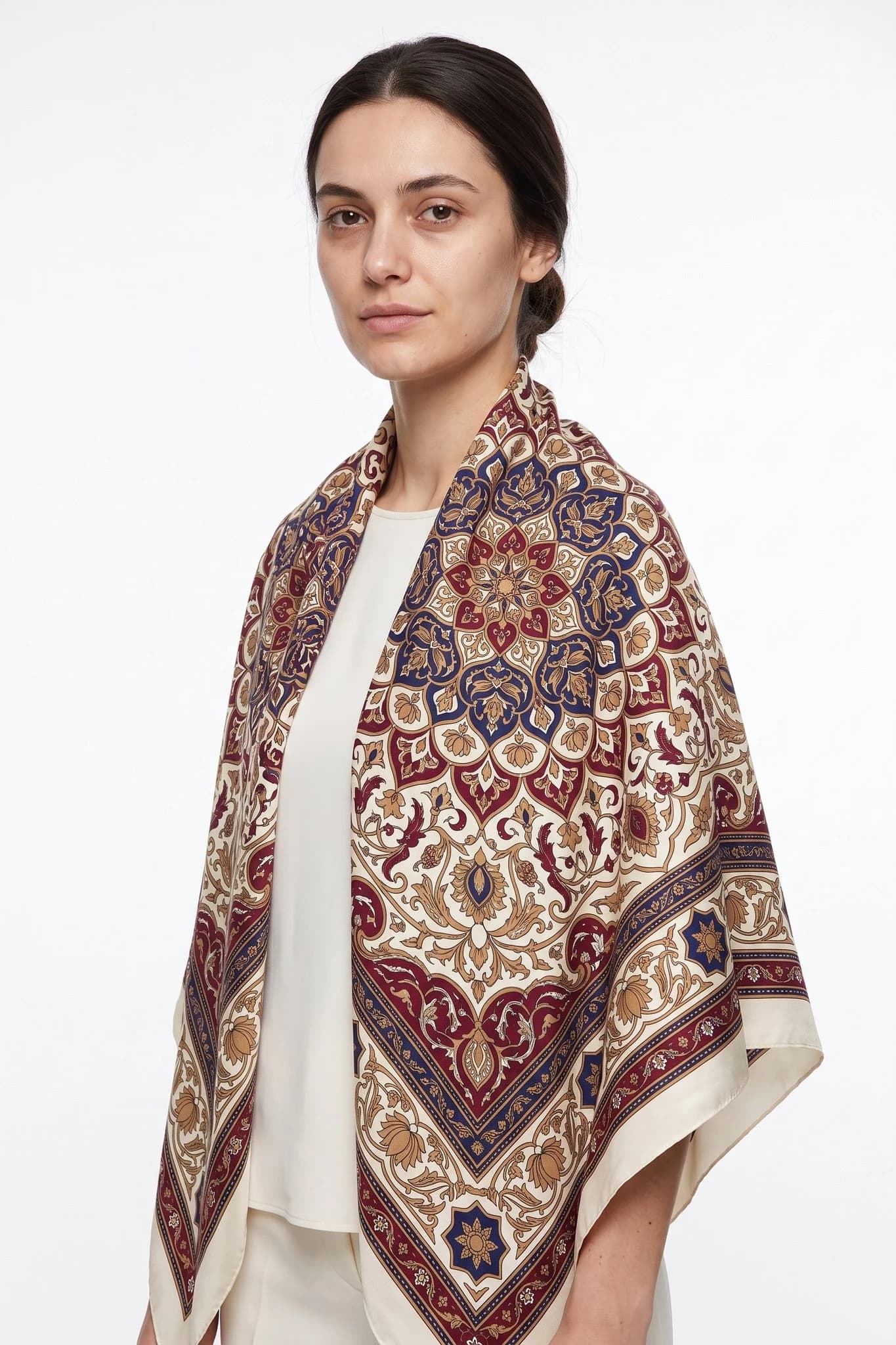 Großes Seidentuch 110 Tapis d'Orient als Stola über den Schultern einer Frau getragen, Studioansicht
