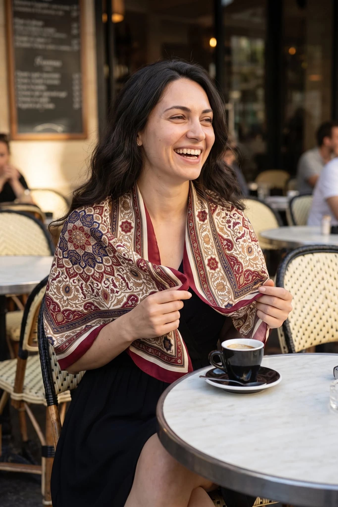Frau trägt das Seidentuch Tapis d'Orient als Schal auf einer Straße in Paris